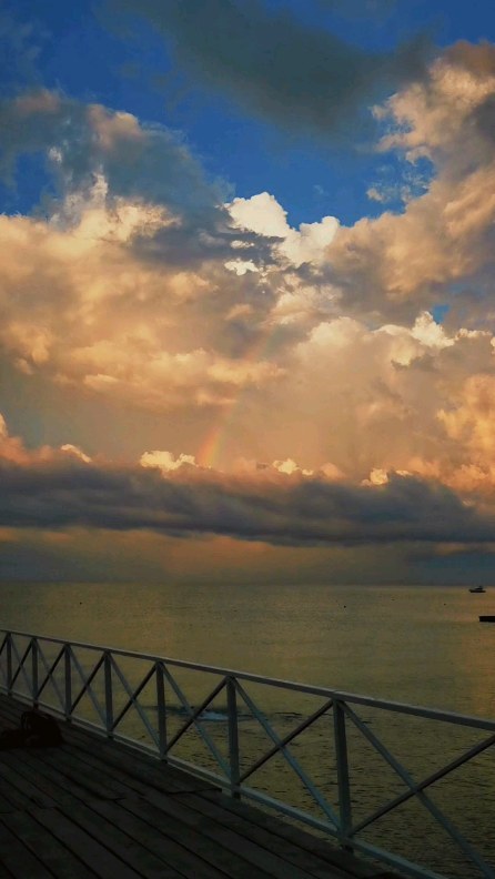 myleontieva в LOOKY. #blacksea,#sea,#summer,#tuapse,#clouds,#goldenhour,#sunset,#nature,#rainbow. Заметили радугу?

#b...