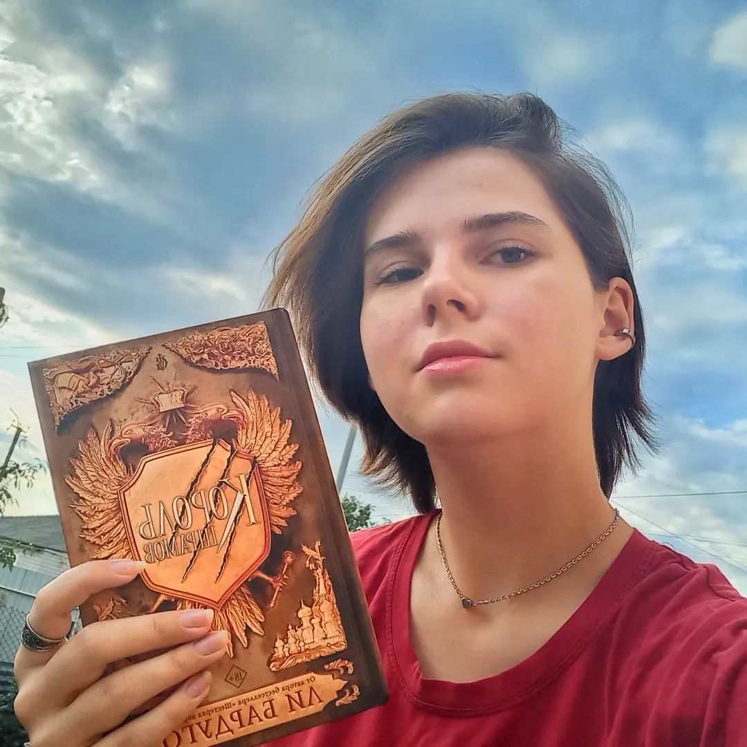 «Презирай свое сердце, шуханское изречение. Делай, что должен.»

« – Благословение и проклятье – просто разные слова, обозначающие одно и то же.»

« – Ну-ка, ну-ка, давай дальше, – сказала Зоя. – Посмотрим, можно ли умереть от избытка иронии.»

Отзыв на книгу Ли Бардуго «Король Шрамов» - 9,7/10

Сказать, что я в шоке – сказать нечего.

Ли Бардуго как всегда в своём репертуаре.

Неожиданных поворотов гораздо меньше, чем в Шестёрке, но от этого не менее интересно читать.

Я ожидала чего угодно от середины книги, — именно середины, потому что кое-кто опять заглянул в конец, — но не святых идиотов, поклоняющихся темным силам и новую любовь Костяной Ведьмы.

Нет, ну Зоя Назяленская определённо крутая. Пусть отдельное место в моём сердце и получила Инеж Гафа, но у Зои тоже есть на это шанс. Как и у Николая)

Я даже готова простить ему, что он блондин. Так и быть, мой король. Мне нравятся харизматичные мужчины в книгах, которые на «ты» с юмором и любовью к себе. Допустим, Морок, он ведь прелесть, согласитесь. Но Ланцов... Не знаю, в каком месте он лапочка, но что-то в нём определённо есть.

Все персонажи очень интересные: от какой-то Ханны, до какого-то Исаака. Женя Сафина и Давид Костюк >>>
Близнецы тоже чумовые♥

Итак, возвращаемся к сюжету. Уже с самого начала было довольно увлекательно, буквально с первой главы у нас опять-таки демоны, овцы и книга, где перечислены все достоинства Женечки.

Дилогия про Отбросов – это больше о преступлениях века и в целом о мире мошенников и Казов Бреккеров. Если вы хотите прям фентези, то безусловно берите «Короля шрамов». Нервный срыв обеспечен вам везде, но в истории Корсара хотя бы есть крылатые мужики (не кергуды ✝). Ну или не совсем мужики...Они просто чуть-чуть не люди...Чуть-чуть.

Прощайте все до нового отзыва. Помимо запоя я ушла еще и читать вторую часть💍
•
•
•
#книголюб #книгадруг #книгоотзыв #книгоман#книгоблог  #книгомир #книги #книголав #книгомания #книгоманы #книгмногонебывает #романтика #корольшрамов #правлениеволков #bookstagram #trendbook #издательствоаст #либардуго #книжныймир #книжныйблог #книжныйотзыв #книгинашевсе #рекомендуемкниги #люблюкниги #чтениекниг #книжнаяполка #фэнтези #роман #гришаверс
#kingofscars