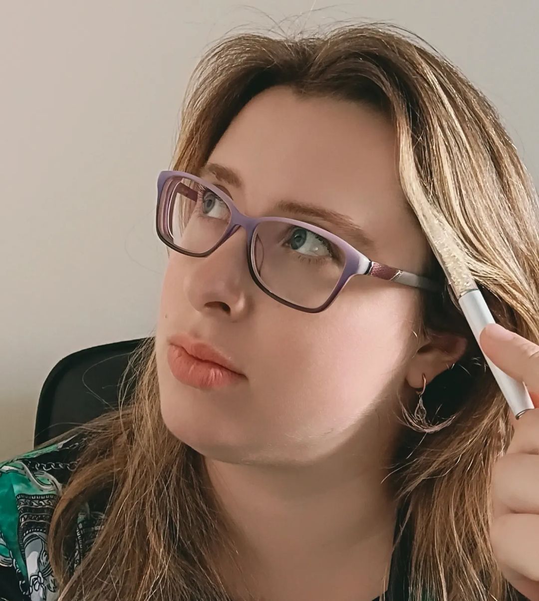 Задумалась сегодня, почему взрослые люди, даже зная, что им делать, имея план работы, всё равно сливаются и делать перестают. 

И так мне грустно, в очередной раз, стало от того, что со мной так часто происходит. Любые неувязки заставляют шататься на ветру, сбивают с цели, из-за них теряется фокус. 

Как всегда, Вселенная подкинула мне ответ на этот вопрос. На этот раз из психофизиологии. Там очень сложные рассуждения о рептильном мозге (инстинкты), лимбической системе (эмоции и чувства) и неокортексе (интеллект и мысли). Их опустим. 

Если представить, что инстинкты, которые движут нами по жизни, - это маленький ребёнок, лет 3-4х. Эмоции - это подросток. Неокортекс мне представляется взрослым, осознанным человеком.

Когда человек, как флюгер на ветру колышется от любой неудачи и бросает начатое, значит, им правит малыш. Все, любые (и плохие, и хорошие) изменения воспринимаются как опасность. Становится не так, как было, не так, как я привык. От опасности нужно убежать, спрятаться, ещё желательно орать, чтобы пожалели 😅

Вот и всё... Вместо решения задачи, наш внутренний взрослый занимается тем, чтобы успокоить разбушевавшегося карапуза. Читай - собраться с мыслями и не впасть в панику. А дальше (мамы, вспоминаем себя) стараемся сделать так, чтобы дитятко не кричало... 

Так почему бросаем дела на полпути? Любые наши действия вызывают ответное действие от окружающих. И, начиная делать новое, мы получаем новые реакции. И на них мы часто не знаем, как реагировать. А когда не знаем, возникает чувство опасности. И возвращаемся на абзац выше ⬆️

Единственное средство здесь - научить свою взрослую часть быть главной. Научиться успокаивать внутреннего ребёнка, объясняя, что ничего плохого не происходит и бояться нечего. Ласково, а не быть злобной собакой по отношению к себе.

Анализировать свои действия. Продолжать действовать и подключать анализ непрерывно. Так тренируется мозг, неокортекс привыкает к нагрузкам. И мы взрослеем😌

Написала - сама собой довольна😁 Надо читать этот пост почаще и успокаивать малыша ❤ 

Представляете, как я хочу достичь успеха в Гринвей, что такое смогла придумать?🤓

 Если тоже жаждешь саморазвития, присоединяйся к моей команде🔝