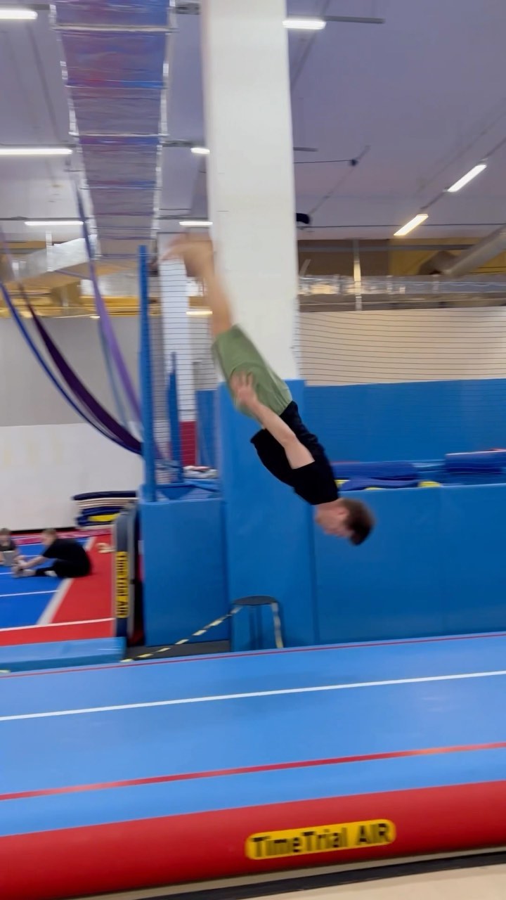makar_ov_sergey в LOOKY. #acro,#trick,#flip. Немного размялся 😉 ...