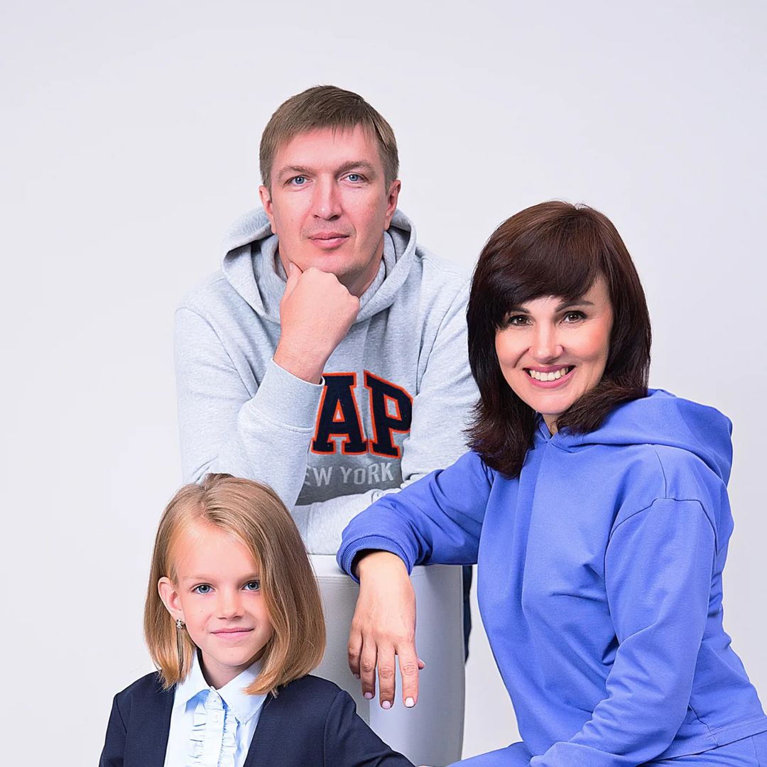 Даж родители, которые вообще не собирались на фотосессию и припёрлась в спортивном у @katerina_fotolove получились очень даж симпатичные люди 🤩Спасибо за такую память! 🥰