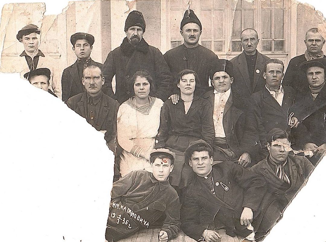 Сегодня отмечаются два важных для меня праздника - День  шахтера и День города Стаханова. Я родилась в городе Кадиевка Луганской области, который 15 февраля 1978 года был переименован в Стаханов. В этом городе мой папа Бачурин Леонид Петрович окончил Кадиевский горный техникум, работал в шахте. А сам он родился в Чистяково (Торез). Оба эти города связаны с именем основоположника стахановского движения. На первом фото предположительно мой дедушка Бачурин Петр Михайлович - в нижнем ряду слева. Шахта имени Кагановича 1.1.1935 г. На втором фото он в центре. Учитель в ФЗУ  с учащимися, будущими шахтерами. И еще интересный факт: он с Алексеем Стахановым - уроженцы Ливенского уезда Орловской губернии (сейчас Липецкая область). #стаханов #шахтеры #уголь #деньшахтера #стахановскоедвижение #шахтер #родословная #историярода #родина #род #деньгорода #бачурин #бачурины #торез #кадиевка  #чистяково #донбасс #stahanovtsy #stahanovec #stahanov