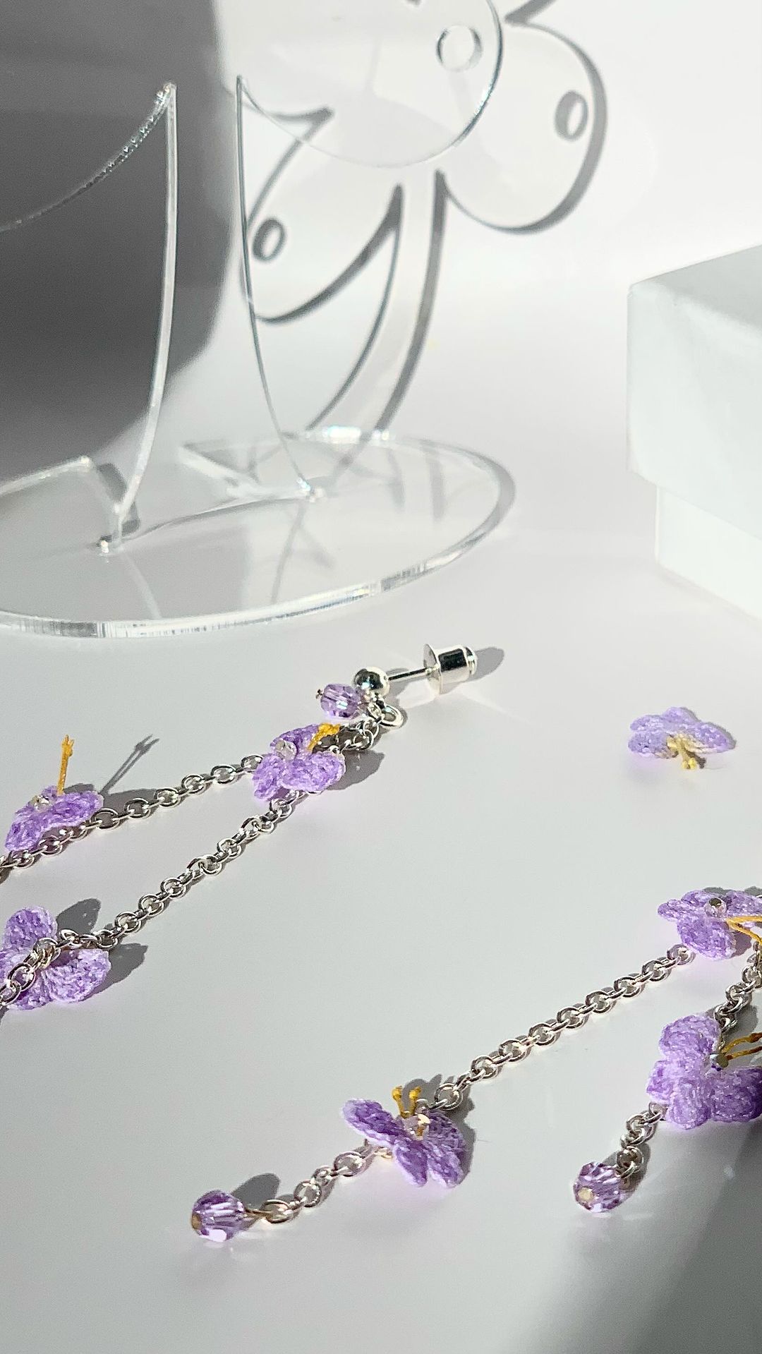 flower_bijous в LOOKY. #microcroshet,#batterfly,#microknitting,#bijouterie,#серьгисеребро,#лето2023,#бабочки,#бижутерия,#украшения. •Серьги гвоздики «Ба...