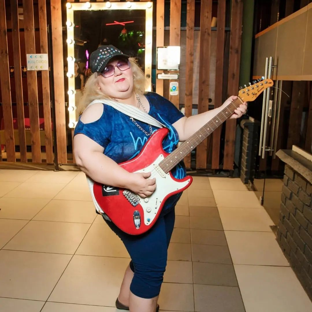 Да уж... Где РОК 🎸, а где я 🤣

🎭Но... коли собралась, надо соответствовать 
👑И теперь моя кепочка, это раритет для музея 
 
  Ну что ж, как всегда
 ВЕСЕЛО ЗАДОРНО ОГНЕННО ФЕЕРИЧНО 
 🔥 🔥 🔥 🔥 🔥 🔥 🔥 🔥 🔥 🔥 🔥

 🎉  И не важно какая тема!!!🎉
 ✨️ Мы за любой  ДВИЖ!!!✨️

🏆Спасибо нашим командам, за творческий подход по теме игры. Особенно Светлана Лескова 💋  Это с подачи Светланы мы всерьёз задумались кому и как выглядеть, чтобы соответствовать 🎭 на  Угадай Мелодию в Иванове!  Айриш Кафе 

🎈Спасибо Елена Тугаринова и Дмитрий Гудков 

🎉В этой эйфории,  я к сожалению не увидела актёров из Ивановский Драматический Театр , но Дмитрия Бабашова видела,  но думала померещилось 🤣

🎸Огромная благодарность за фото с игры Илье Тихомирову 📸
#2августа2023 #угадаймелодию
#Иваново #душевнаякомпания #театралы #lrish_cafe 
@irishcafe_ivanovo