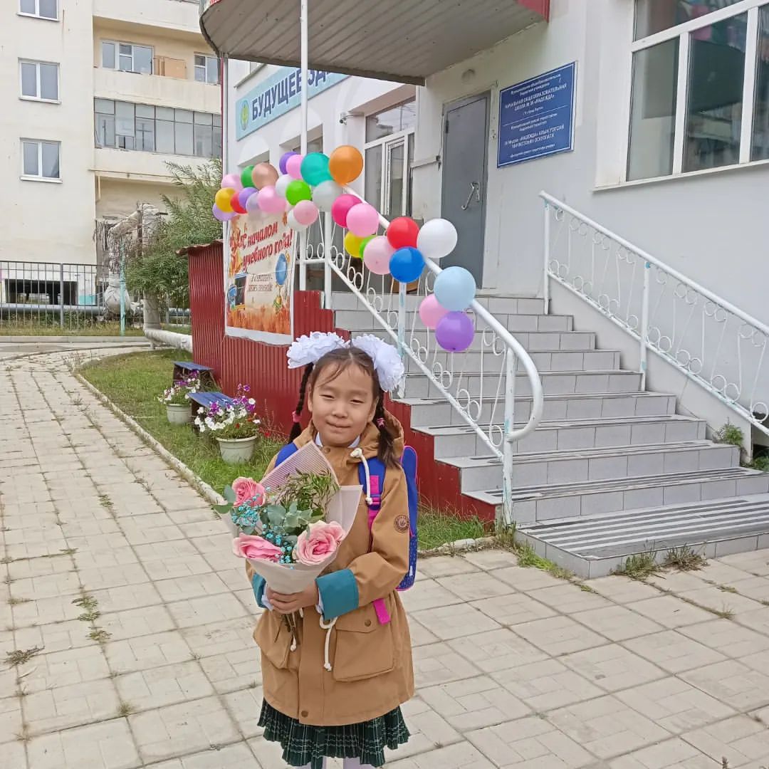 Саамай кыра киьибит оскуола5а барар кэмэ тиийэн кэллэ ужелики) Быйыл дьиэбит аттыгар "Надежда" диэн школа5а саха кылааьа арыллан, сразу онно же киирдибит) О5обор оскуола оло5о интэриэьинэй буоллун диэн ал5ыахха💫