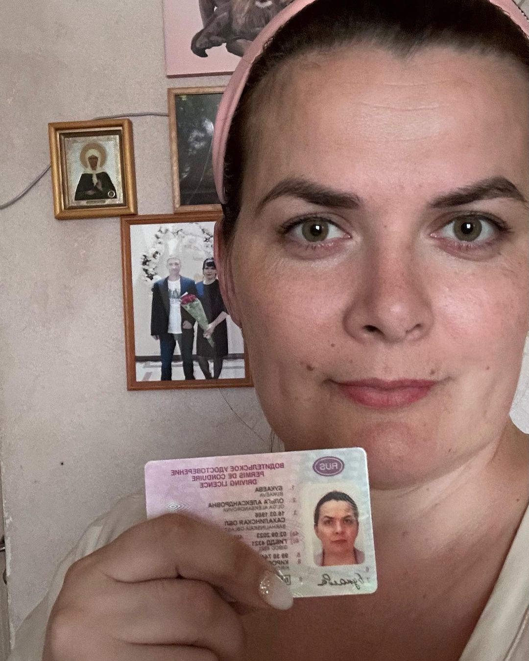 Ну что ж поехали🚗. Пост о моих правах🤗.
Теперь я имею право высказать слова благодарности моей любимой автошколе, почему любимой, а не единственной? (Потому как у меня все со второго, а то из третьего раза) Моя любимая автошкола Автошкола Арбуз | Киров, это супер школа. Реально там такой преподаватель теории, закачаешься, зовут Сергей Николаевич. Расскажет, и объяснит, расскажет и переспросит. Волей не волей будешь думать над материалом. Администратор Елена Елена Арбузова , переживает с каждым всё обучение и не мало важно верит в каждого. И мне повезло с инструктором по вождению. Павел, Павел не только учит сдать вождение, но и практическому вождению и поведению на дороге. Прям хочется пожелать всех благ любимой школе🤗 и всего самого наилучшего людям работающим там🤗.
А так если учится и желать выучится, научится ездить, то зависит все от ученика, от нашего желания. 
Я училась в двух школах 
Теорию школьную сдала со второго раза.
Экзамен по теории с первого(спасибо Елене за веру)🤗
Ну и вождение было сдано со второго раза, моя невнимательность меня подвела😂. 
Ух, как меня переполняют эмоции, это был Крутая мечта😁, впереди следующая: 🚘. 
Еще мужу моему спасибо, любовь моя столько вынес моих обучений. Что это еще не последнее, в октябре пойду обучаться на выкладной френч. 🤷🏻‍♀️. Ну останавливаться же мне ни как😁.
Всех люблю🫶🏼, всех обнимаю🤗. Со всеми делюсь этой энергией пройденного этапа 🌬️💨💨💨💨