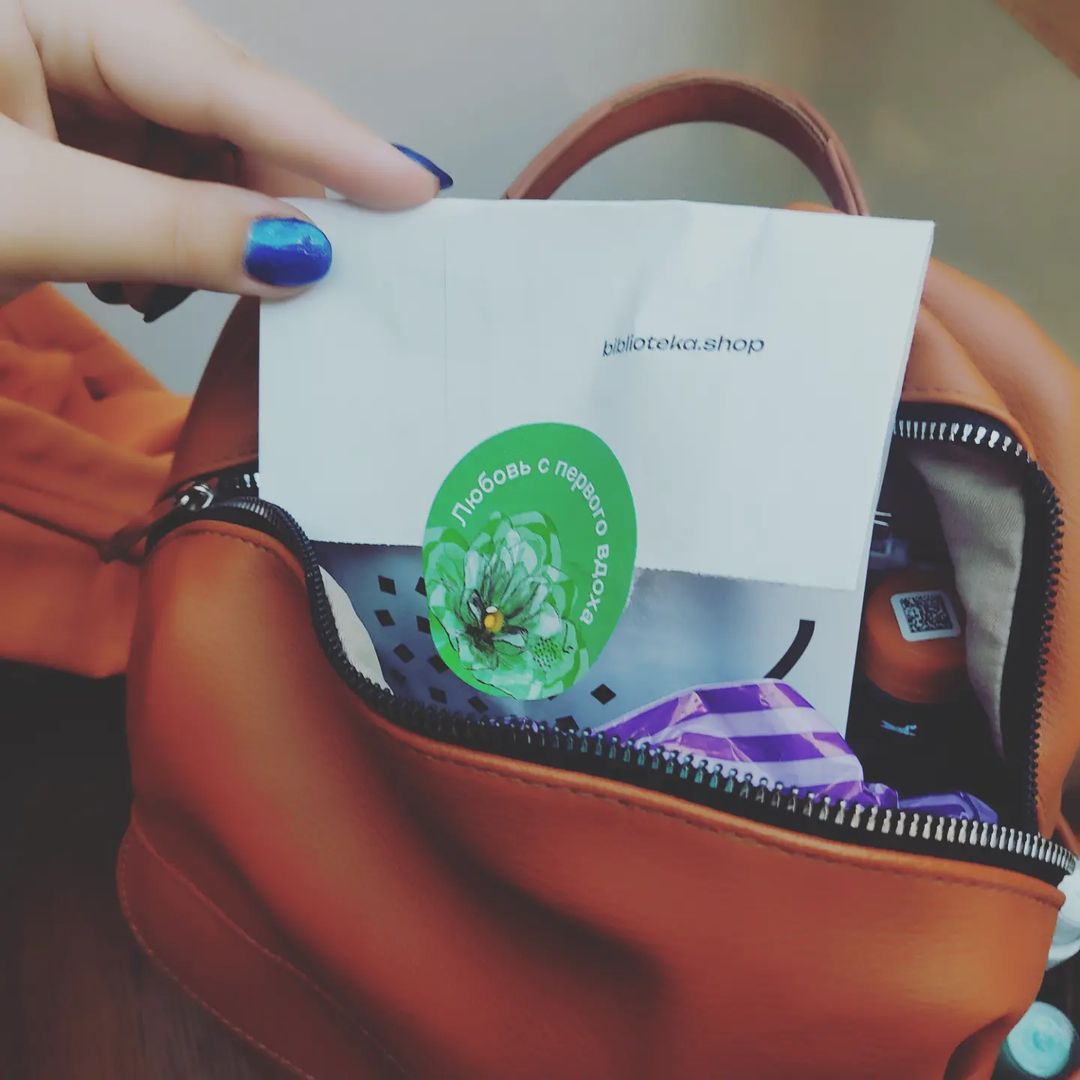 Очень вредно не покупать духи, когда ты этого заслуживаешь ☺️

Я-то думала — почему вокруг меня в последнее время так старательно  повторяется про костры рябин? Даже я сама повторяю, хоть и не фанатка Шуфутинского. 
А это чтобы я не пропустила лимитку от @biblioteka.shop 🍁🍂🍒 Потрясающий аромат!