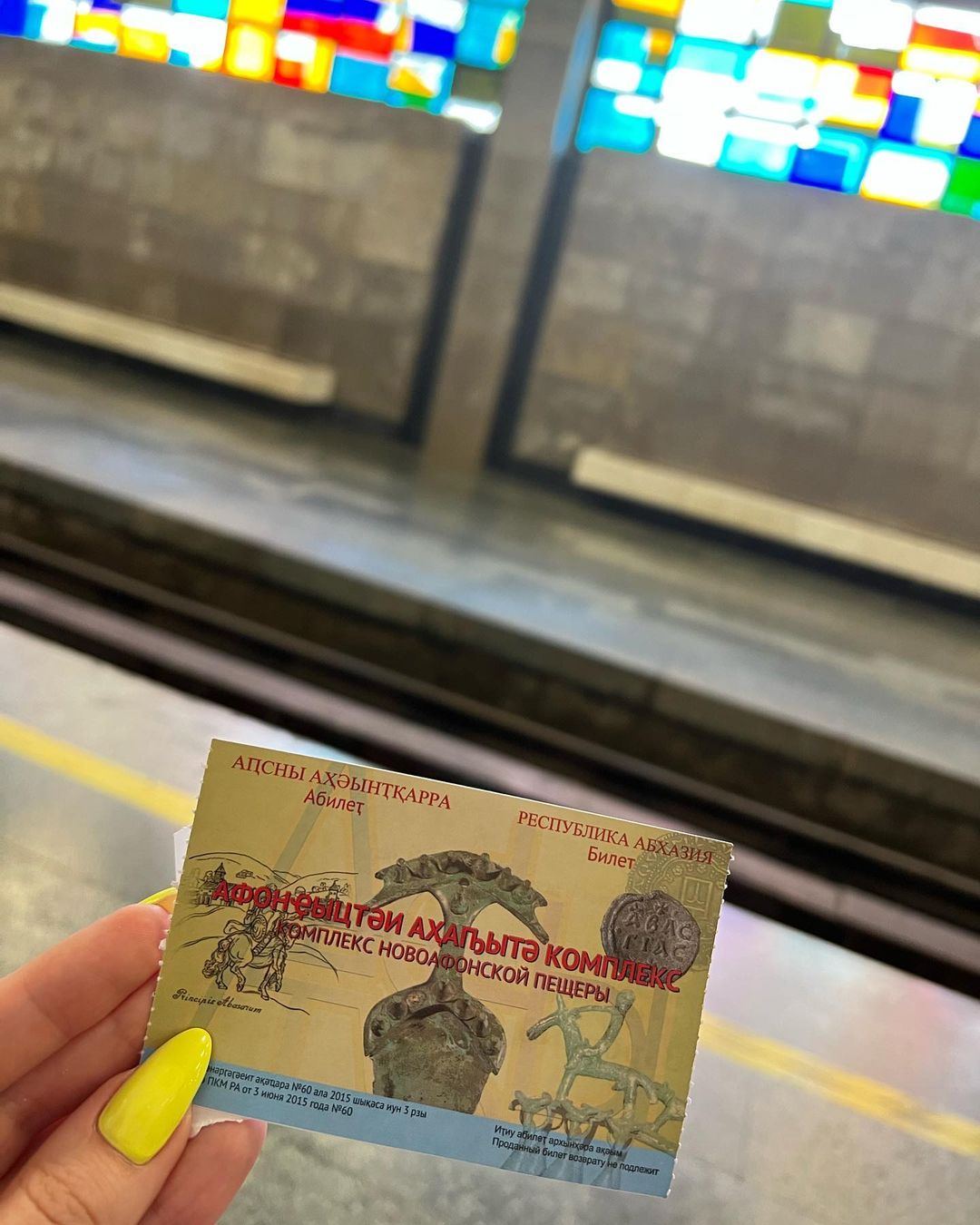 Новоафонская пещера-настоящее чудо природы и загадка подземного царства! 🚇 Вы когда-нибудь катались в пещерном метро? 😀  Да да, самый настоящий поезд в Пещере в Новом Афоне. Чтобы попасть в неё, нужно проехать на специальном подземном поезде. 🛤️ Новоафонская пещера выглядит как огромная полость карстовых пород в 1 млн м.куб. Здесь можно встретить разнообразные подземные озера, необычайные натечно-капельные образования (сталактиты, сталагмиты и обращающиеся из них сталагнаты), застывшие водопады и многое другое.