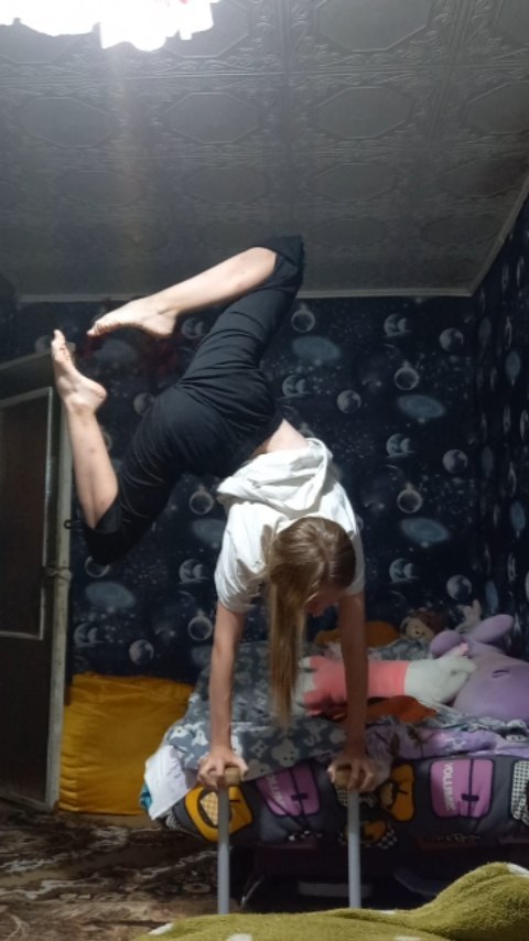 mir.acrobat в LOOKY. #акробатика,#стоялки,#стойканаруках,#эквилибрнатростях,#эквелибр. Какая загагулина 🤔 ...