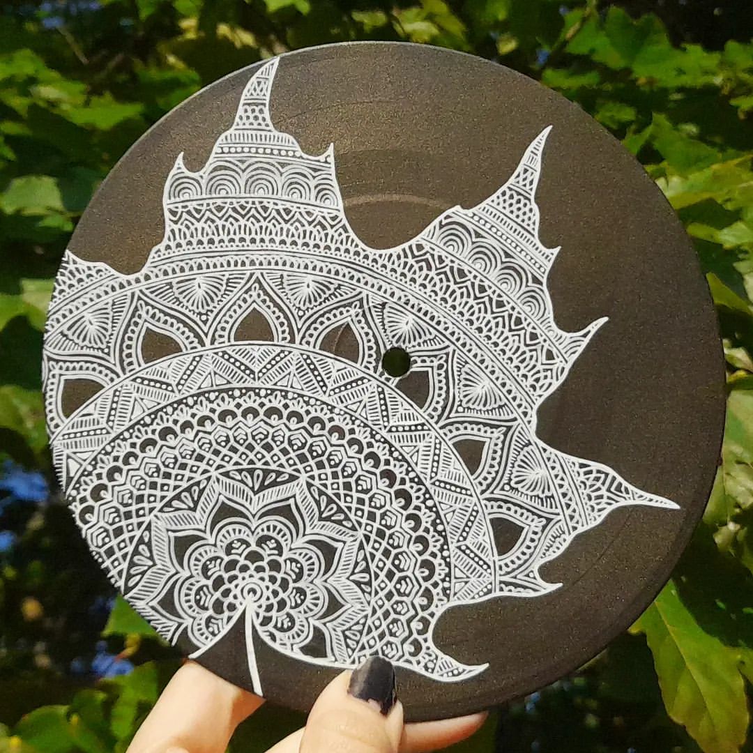 elf_craftmaster in LOOKY. #acrylic,#lace,#graphic,#gold,#white,#drawing,#mandala,#maple,#mandalaart,#mapleleaf,#decor,#design,#gift
#рисование,#арт,#акрил,#золото,#белый,#ручнаяработа,#ручнаяроспись,#винил,#кружево,#крафт,#клен,#лист,#сентябрь,#красота,#дизайн,#декор. 📢ЭТУ И ДРУГИЕ ЧЕТЫР...