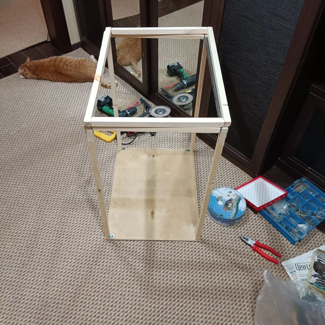 Короб с крышкой на каркасе. 
Рабочие моменты🛠
Это был сложный и увлекательный процесс.. 🥵
Новым навыкам - всегда ДА! ☺
К новым свершениям готова💪

#коробплетеный #сундукплетеный #короб
#корзинабельевая #хранениевдоме #подарок #плетениеназаказ
#плетениенарофоминск
