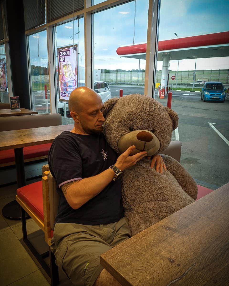 Какая то заправка 🐻🐻🐻🐻🐻. Познакомились... Пообщались ... Так себе конечно судьба у бедолаги...