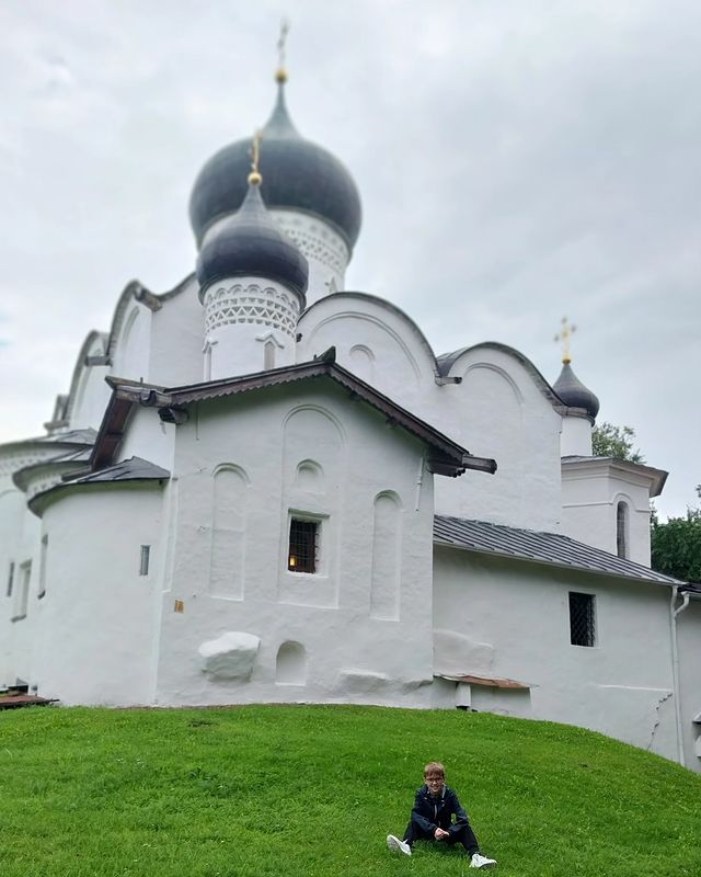 v.k.person в LOOKY. #кремльПсков#сколькопережилоборонений#красивыеисторическиеместа#природакосмос#великаястрана#любовнаялюбовь#слюбимымсыном#душаобреларавновесие#ивсёвокругкрасивоеипрекрасное. Прогулка по кремлю П...