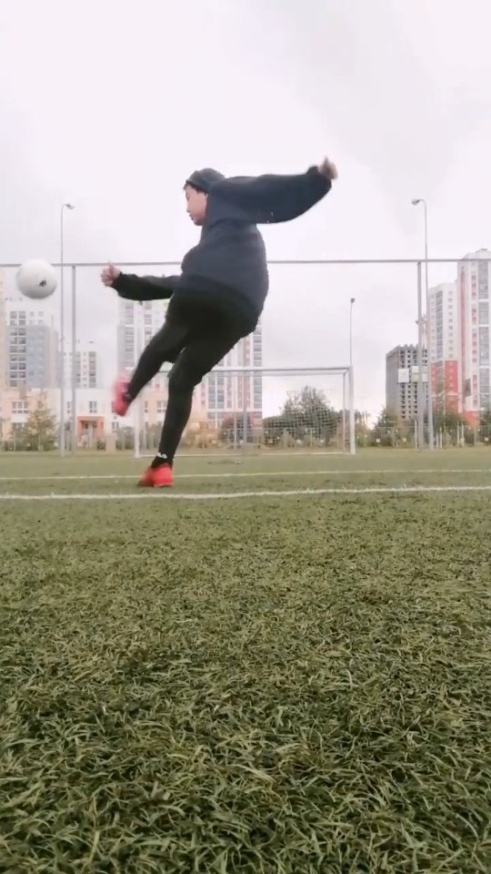 omurov_08 в LOOKY. #footballskills,#фейл#football,#footballtime,#footballskills. Самый Нелепый Момент...