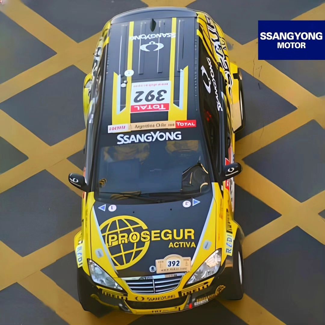 SSANGYONG EN EL RALLY "DAKAR" ARGENTINA-CHILE 2009

INFORME ESPECIAL (1RA PARTE)

Isidre Esteve logra la proeza de finalizar el Dakar más duro. Eric Augé y el Ssangyong Kyron fueron sus grandes aliados.

No hace ni un año de su vuelta a la competición y muchas son las metas alcanzadas por Isidre y su equipo. Pero hagamos un poco de historia. En la mañana del 8 de febrero de 2008 Isidre, de la mano de las compañías SsangYong y Prosegur, nos anunciaba la consecución de un sueño que un año atrás, tras el grave accidente sufrido en moto, poco habrían augurado.Y lo hacía a lo grande, de la mano de un fabricante de automóviles como SsangYong y de un patrocinador como la compañía Prosegur, primerizo en estas lides de la alta competición pero seguros de la fiabilidad y fortaleza de esa montura que preparaban para el piloto ilerdense. Fiabilidad que a la postre y pese a la desconfianza de algunos se ha revelado como la mayor de las virtudes del SsangYong Kyron con el que Isidre ha afrontado esta su primera temporada como piloto de coches. Pues bien, el estreno en carrera del equipo tampoco se hizo tímidamente. Nada de carreras de nivel intermedio y trazados fáciles. La prueba más dura y exigente del calendario nacional de rallyes todo terreno, la Baja Aragón, edición por cierto, la del 2008, que será recordada como una de las más duras de cuantas se han celebrado, sirvió de marco de bienvenida para Isidre y su equipo. Y no defraudaron. Primera carrera, un piloto inexperto, al menos sobre las cuatro ruedas, vehículo nuevo, sin antecedentes de competición y estructura de medios y personal recién formada no hicieron sino avivar la ilusión de que el otrora gran piloto de motos también lo sería pilotando sobre cuatro ruedas.

Imagenes: Presentación, largada y recorrido tramos Buenos Aires, Santa Fe, Córdoba y Noroeste Argentino.

#SsangYong #SsangYongMotor #SsangYongGlobal #SsangYongWorld #SsangYongKorando #SsangYongActyon #SsangYongActyonSports #SsangYongMusso #SsangYongMussoSports #SsangYongKyron #SsangYongRexton #SsangYongRodius #SsangYongStavic #SsangYongChairman #PoweredByMercedesBenz #automotive #4×4offroad #suv4x4diesel #suvlife #RallyDakar