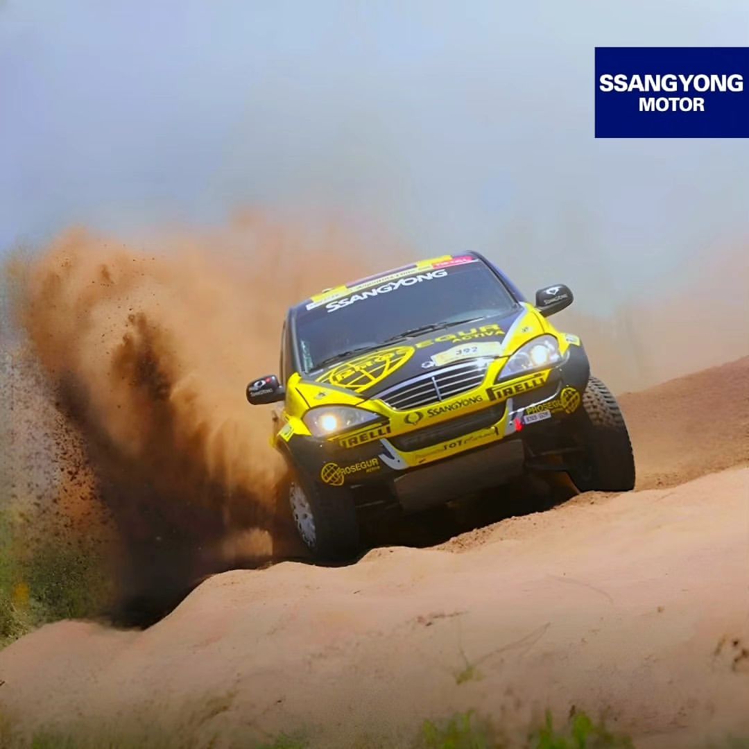 SSANGYONG EN EL RALLY "DAKAR" ARGENTINA-CHILE 2009

INFORME ESPECIAL (2DA PARTE)

Las siguientes citas deportivas, La Baja Tierras del Cid en Burgos y la Montes de Cuenca se saldaron con excelentes resultados y permitieron a piloto, copiloto y máquina afinarse como una pequeña orquesta. Los resultados así lo refrendan. Baja Aragón puesto 41 scratch de 190 participantes; Tierras del Cid puesto 11º; Montes de Cuenca puesto 11º absoluto, 4º de su categoría. Concluida esta última cita en tierras conquenses, el equipo se entregaba a los preparativos para la que dicen ser la carrera más dura que se puede disputar en la tierra, el Dakar. La edición del Dakar 2009 se presentaba, a priori como menos Dakar. Bien por no disputarse en tierras africanas, lo que provocaba en parte el desvanecimiento de ese halo de aventura del que siempre había hecho gala, bien porque el recorrido en tierras sudamericanas parecía desmitificar la dureza de esta prueba. ¡Qué error! Ahora nadie se atrevería a decir, ni en voz baja, que el Dakar en tierras de Argentina y Chile ha perdido un ápice del espíritu de aventura, dureza y sacrificio que ha caracterizado Dakar en sus 30 ediciones anteriores. Es más muchos apostarían porque esta edición será recordada como una de las más duras de cuantas se han disputado. Y claro, no podía ser de otra manera. Isidre y su equipo, no imaginaron estreno internacional más acorde con su ilusión que el Dakar más duro de los últimos años. 

Imagenes: Dakar tramo región centro, Argentina, Desierto de Atacama, Chile, competencias Baja Aragón, Tierras del Cid, Montes de Cuenca, España, y prueba "Quiero Ser Piloto Dunlop" en el Desierto Marroquí.

#SsangYong #SsangYongMotor #SsangYongGlobal #SsangYongWorld #SsangYongKorando #SsangYongActyon #SsangYongActyonSports #SsangYongMusso #SsangYongMussoSports #SsangYongKyron #SsangYongRexton #SsangYongRodius #SsangYongStavic #SsangYongChairman #PoweredByMercedesBenz #automotive #4×4offroad #suv4x4diesel #suvlife #RallyDakar