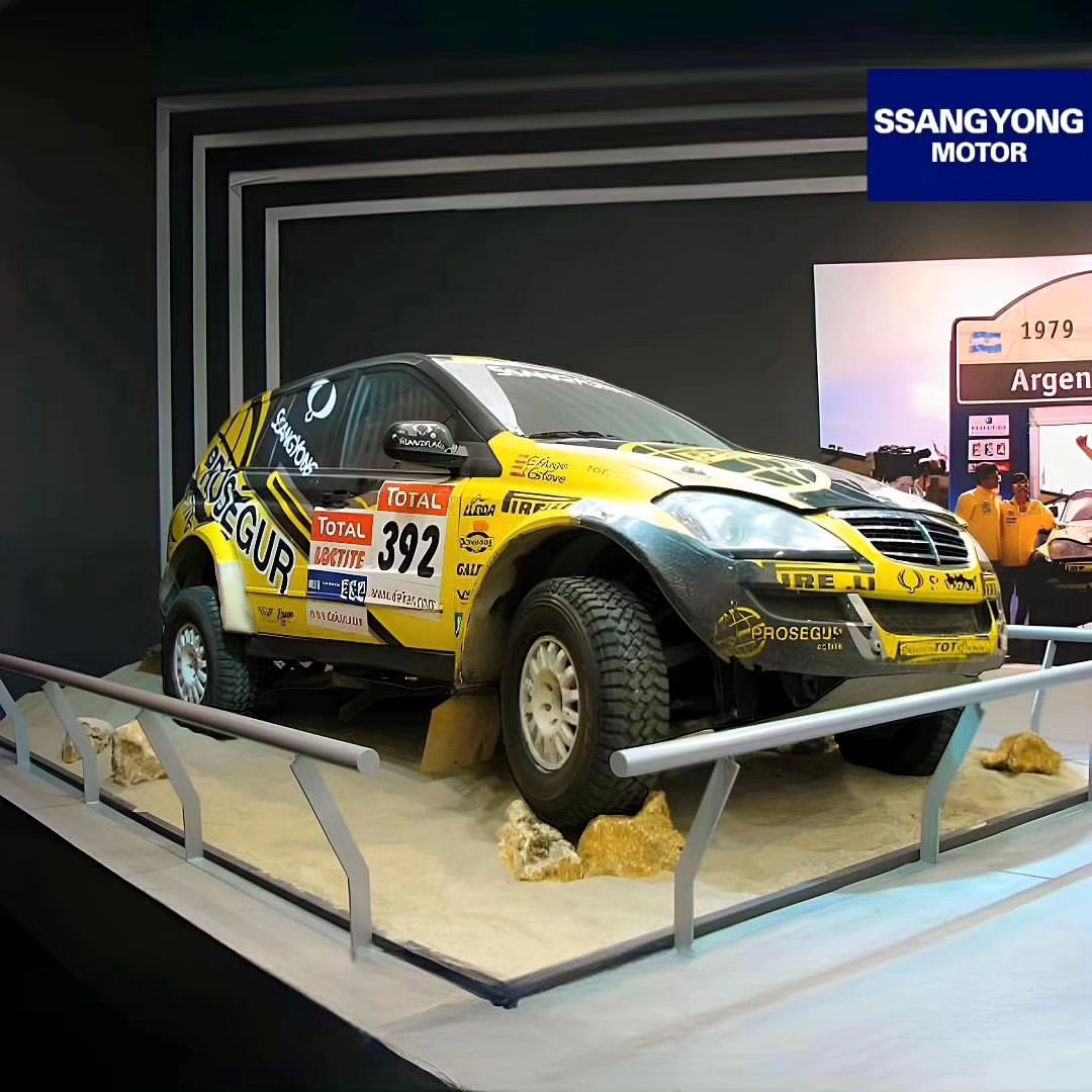 SSANGYONG EN EL RALLY "DAKAR" ARGENTINA-CHILE 2009

INFORME ESPECIAL (3RA PARTE)

Ni el vuelco sufrido en la cuarta etapa ni el impacto de un enorme camión Kamaz contra el SsangYong parecían causar el desánimo. Así llegamos a la etapa de descanso en la ciudad de Valparaíso, ya en tierras chilenas. Etapa para curar llagas en un cuerpo dolorido. Jornada, de nuevo, agotadora para José Luis León, director técnico del equipo y sus mecánicos. La sola esperanza de alcanzar Buenos Aires insufla de moral a todos y cada uno de los componentes del equipo. Sólo les separa de la ciudad del tango un nombre: Atacama, el desierto más árido del planeta. No podía ser de otra forma para un equipo dispuesto una vez tras otra a los retos.Temperaturas más altas, más aún; motores incandescentes; la altitud que dificulta la concentración y merma la potencia; dunas altas muy altas, como edificios; nieblas que comprometen la seguridad. Parece que el Dakar sudamericano quería dar más muestras de que él no era menos Dakar que el africano.El paso fronterizo de San Francisco a 4700 m de altitud que hacía regresar la carrera a territorio argentino parecía también dejar atrás el sufrimiento, pero no, todavía aguardaban sorpresas a los pocos supervivientes. Calificada por Miller, piloto oficial Volkswagen, como los 200 kilómetros más duros de su vida deportiva. La etapa 12ª se puede calificar de esas caracterizadas por una navegación imposible. Parecía estar diseñada para perderse. 

Imagenes: SsangYong Kyron expuesto en el Salón Internacional del Automóvil de Barcelona 2009, taller preparador Tot Corses, España.

#SsangYong #SsangYongMotor #SsangYongGlobal #SsangYongWorld #SsangYongKorando #SsangYongActyon #SsangYongActyonSports #SsangYongMusso #SsangYongMussoSports #SsangYongKyron #SsangYongRexton #SsangYongRodius #SsangYongStavic #SsangYongChairman #PoweredByMercedesBenz #automotive #4×4offroad #suv4x4diesel #suvlife #RallyDakar