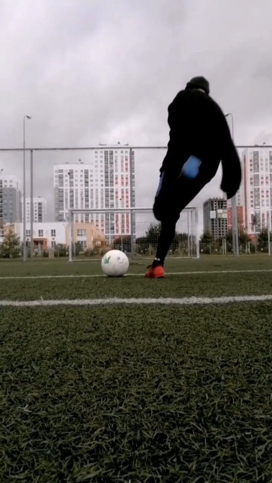 omurov_08 в LOOKY. #footballskills,#приколфутбол#football,#footballskills,#instadaily,#footballgame. Место блин сказал др...