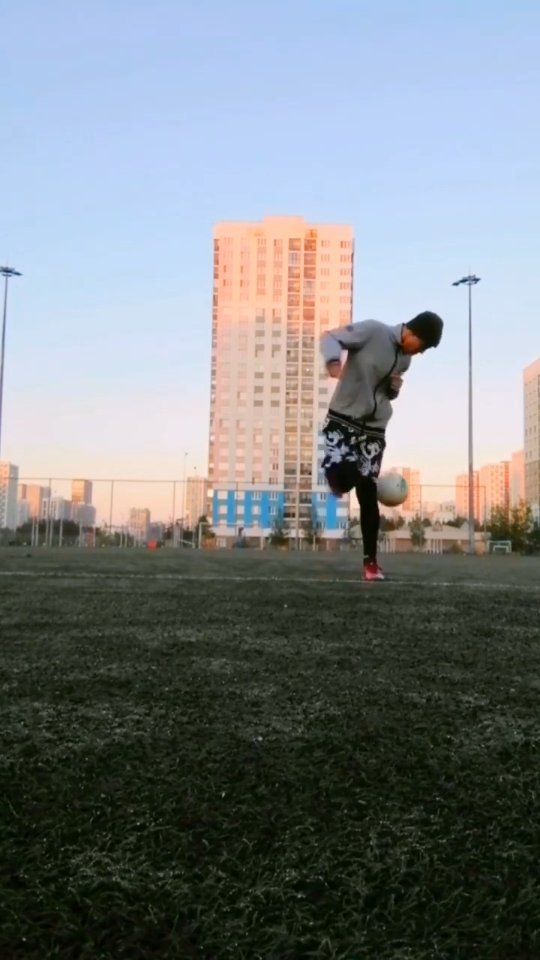 omurov_08 в LOOKY. #футбол,#фристайл,#footballskills,#footballgame,#footballskills,#insta#fristaile. Кто повторит? #футбо...