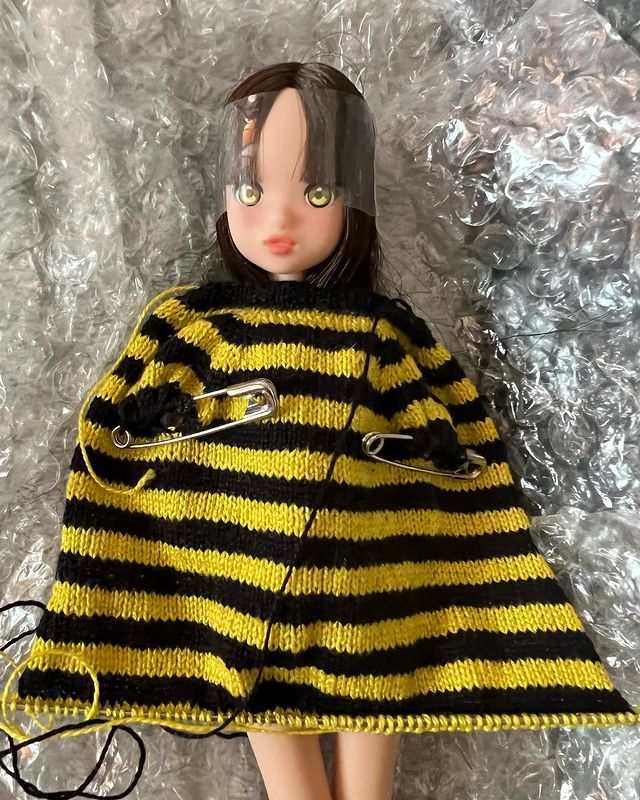 hich_nik в LOOKY. #knit,#knitting,#knitfordolls,#ruruko,#knitwear,#knitsweater,#вязание,#вязаниеспицами,#вязаныйсвитер,#руруко,#миниатюрноевязание,#miniatureknitting,#doll,#dolls,#процесс,#inprogress. Пчелка в процессе))
...