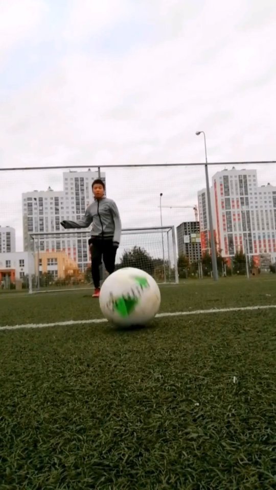 omurov_08 в LOOKY. #footballskills,#фейл,#живой,#footballgame,#footballplayer,#footballskills,#instagood. Имбовый moment😎 #fo...