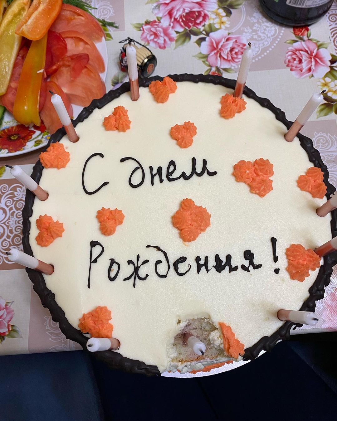 И еще один тортик для доченьки!
Сделали ей праздник с аниматором! Детишки в восторге!!!
Торт ~24см, начинка персик, вишня