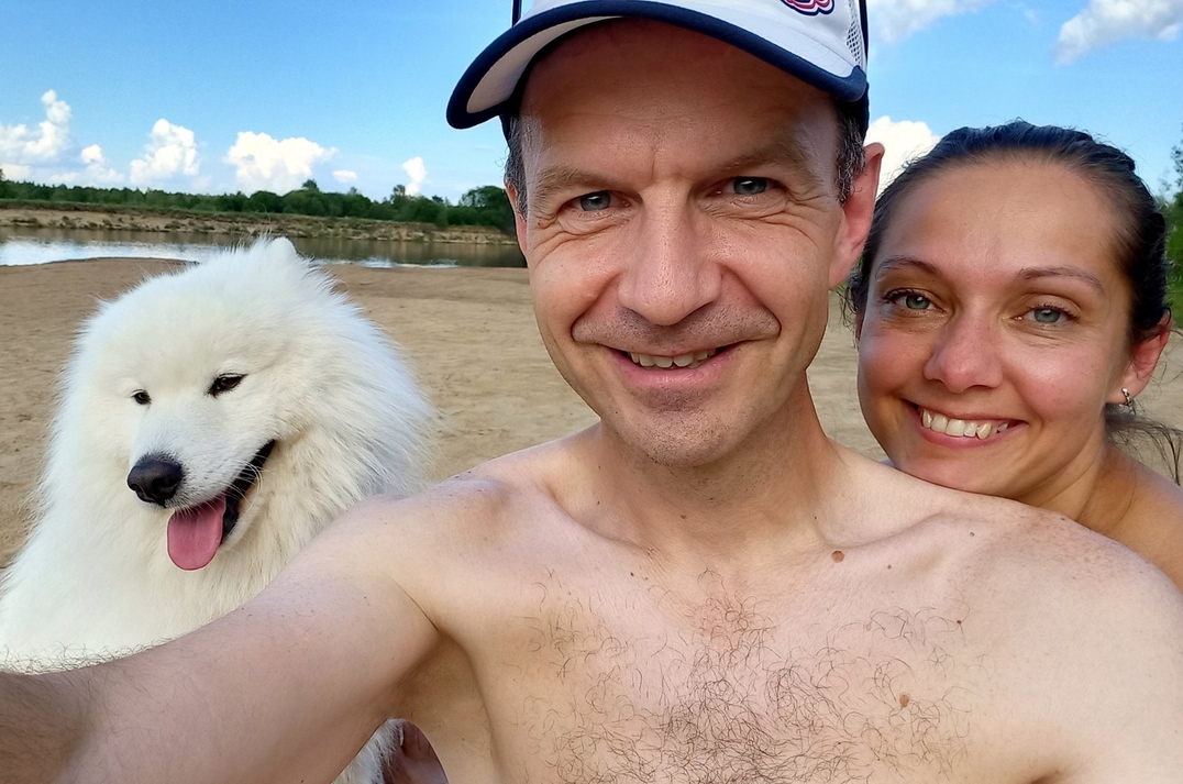Результаты начала осени.
⠀
Пока фото напоминает нам о закончившемся лете, расскажу о достижениях своих атлетов за последние недели. Забегов было много, и много хороших результатов 👍
⠀
🔹Александра. 20 августа - полумарафон за 1:51 (личный рекорд). 17 сентября - 10 км за 48 минут (личный рекорд)
🔹Роман. 27 августа, полумарафон в качестве тренировки, нарабатывали марафонский темп. Время 1:45.
🔹Елена. 27 августа, трейл 57 км, 1 место в возрастной категории.
🔹Евгений. 3 сентября, дебют в марафоне, время 3:43.
🔹Артем. 3 сентября, тоже дебют в марафоне, время тоже 3:43 😃
🔹Юлия. 17 сентября, 10 км за 1:06.
🔹Александр. 17 сентября, дебют на марафоне, тяжело сложился забег, но есть успешный финиш и желание работать дальше.
🔹Дмитрий. 17 сентября, внезапный марафон с личником.
🔹Николай. 20 августа - полумарафон как тренировка. 3 сентября марафон с личным рекордом 4:04.
🔹Настя. 20 августа пробежала 3 км после долгого перерыва.
🔹 Ольга. 3 сентября старт на Сахалине, дистанция 13 км, 1 место. 17 сентября полумарафон, за 1:46, 3 место в абсолюте, личный рекорд.
🔹Виктория. 20 августа - полумарафон за 2:09 (личный рекорд). 17 сентября - 10 км за 58 минут легко.
⠀
Впереди будут еще интересные старты, конечно же расскажу о них. И, кстати, сейчас самое время начать подготовки к забегу "Дорога жизни", который состоится 28 января 💪