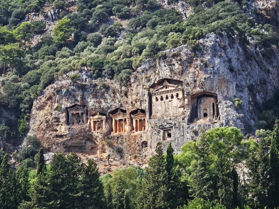 Ликийские гробницы, высеченные прямо в скалах 🤩