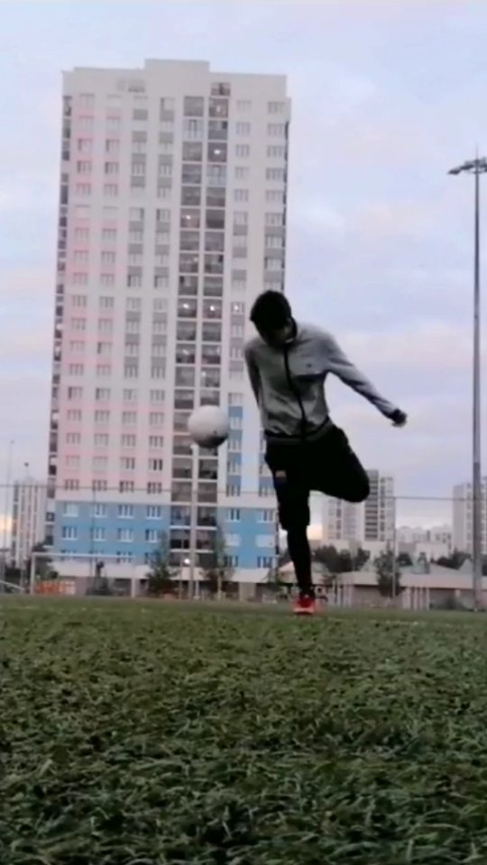 omurov_08 в LOOKY. #футбол,#фристайл,#трюки#footballskills,#footballgame. Какой тебе больше вс...