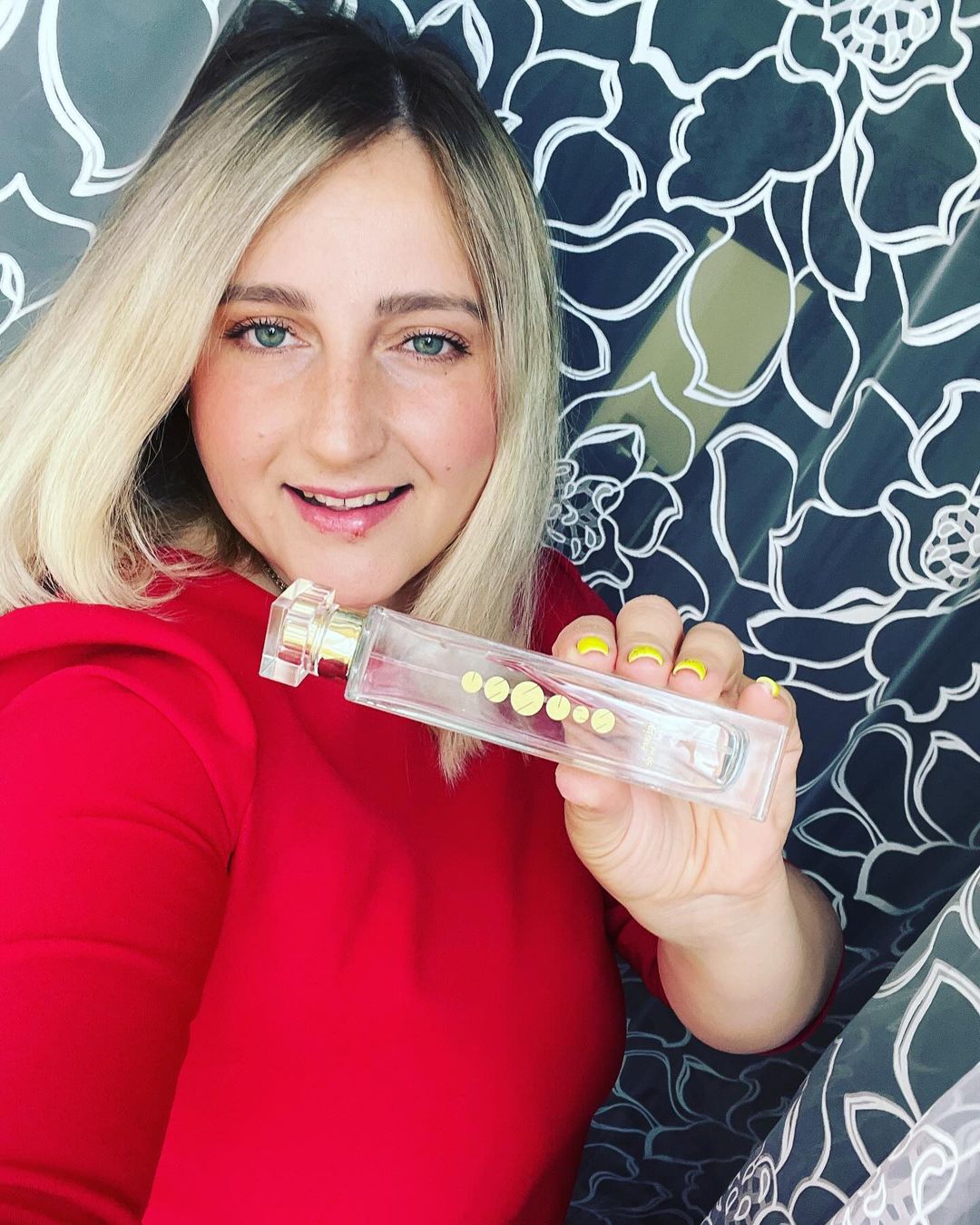 Дорогие гости моей странички, хочу рассказать вам о моем новом аромате 😍 это что то потрясающее 🫶🔥
Я обожаю парфюм и у меня уже приличная коллекция дома 😁🤪 но мимо этого аромата я не смогла пройти мимо!🔥🔥🔥

Это уникальный аромат из классической коллекции, сейчас немного расскажу о нем!

Аромат 117 в стилистике Chanel Coco Mademoiselle!
Этот парфюм с великолепным шлейфом! Искрящиеся живые начальные ноты апельсина и бергамота переходящий в лепестки жасмина и утренней росы 🥰🥰🥰
Его богатый шлейф невозможно перепутать не с чем!

Категория: духи.
Страна производитель: Чехия.
Классификация аромата: восточные, цветочные.
Верхние ноты: апельсин, цветы апельсина, мандарин, бергамот. 
Ноты сердца: мимоза, жасмин, турецкая роза, иланг-иланг. 
Базовые ноты: бобы Тонка, пачули, сладкий мирт, ваниль, ветивер, белый мускус.

В составе 20% аромамасел 🪔
Хотите в арсенале иметь 1,2 и более любимых ароматов? И менять их каждый день под настроение? 😍

Ассортимент духов Essens более 75 ароматов!

С Essens не надо ходить и растягивать аромат! Не надо ждать скидок! 
Стоимость флакона классической коллекции 2200₽ за 50мл

#эссенс#липецк#стойкиедухи#20%аромамасел#ЯвИгре#puzzle_game #мегаигра#духи#качество