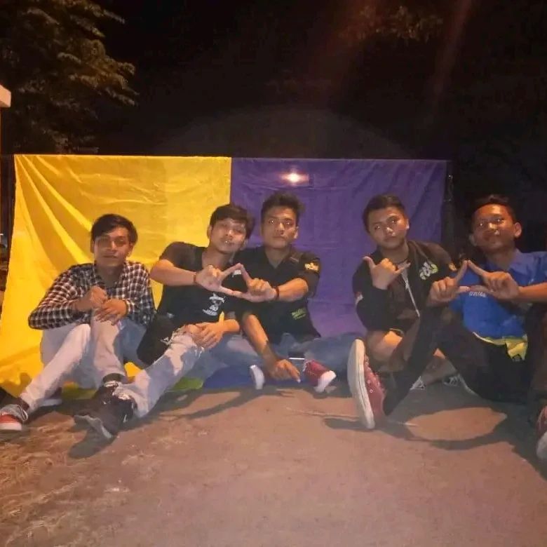 kita hidup di antar benar dan salah, kalau kau sudah mengetahui mana yg benar dan mana yg salah. 
maka kau berada disatu titik yg menguntungkan.