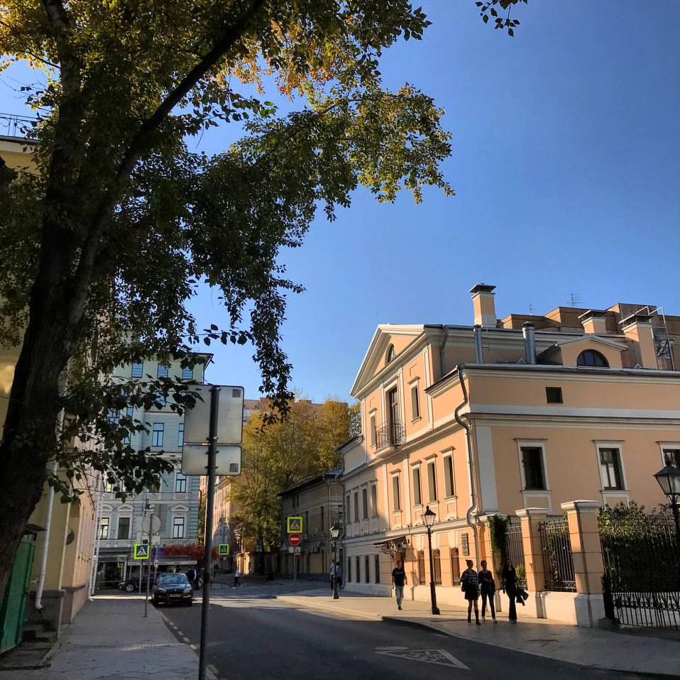 Бабье лето дано как мягкий переход<наверно> – время примирения человека и природы(с её грядущими холодами).

Как бешеная москвичка довольна: прогулки по старым дворикам завершают период тёплой осени – успела. 

Не знаю, почему-то мне важно просто побродить по улицам города, а когда и сама погода к этому располагает, ну чего дома сидеть. 

Пусть останется в воспоминаниях как часть жизни и молодости. Время молниеносно⌛️🫨

Успевают ли люди нагуляться в тёплые дни перед зимним периодом или не всегда отпускают заботы и хлопоты.. было бы здорово, если бы такая возможность появлялась как можно чаще!

#иллюстратор #арт #купитьживопись #блогхудожника