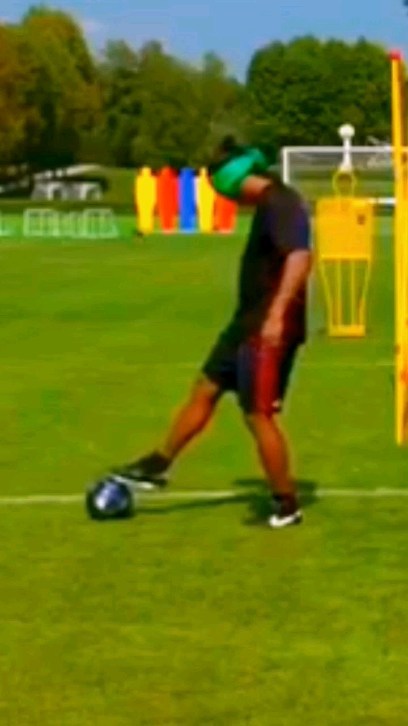 omurov_08 в LOOKY. #footballskills,#роналдиньо#footballtricks,#footballgame,#instagood. У кого лучше? #footb...
