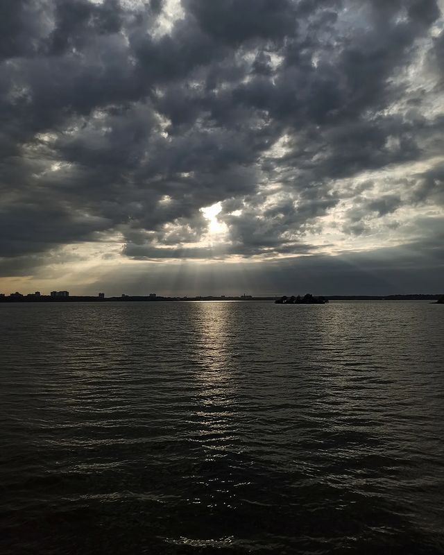 bella666bornswood в LOOKY. #sky,#sunset,#sundawn,#walk,#metalheads,#clouds,#biglake,#september,#autumn,#goodevening,#melancholy,#spiritsoftheswamps,#blackmetal. Пожалуй мне еще стои...
