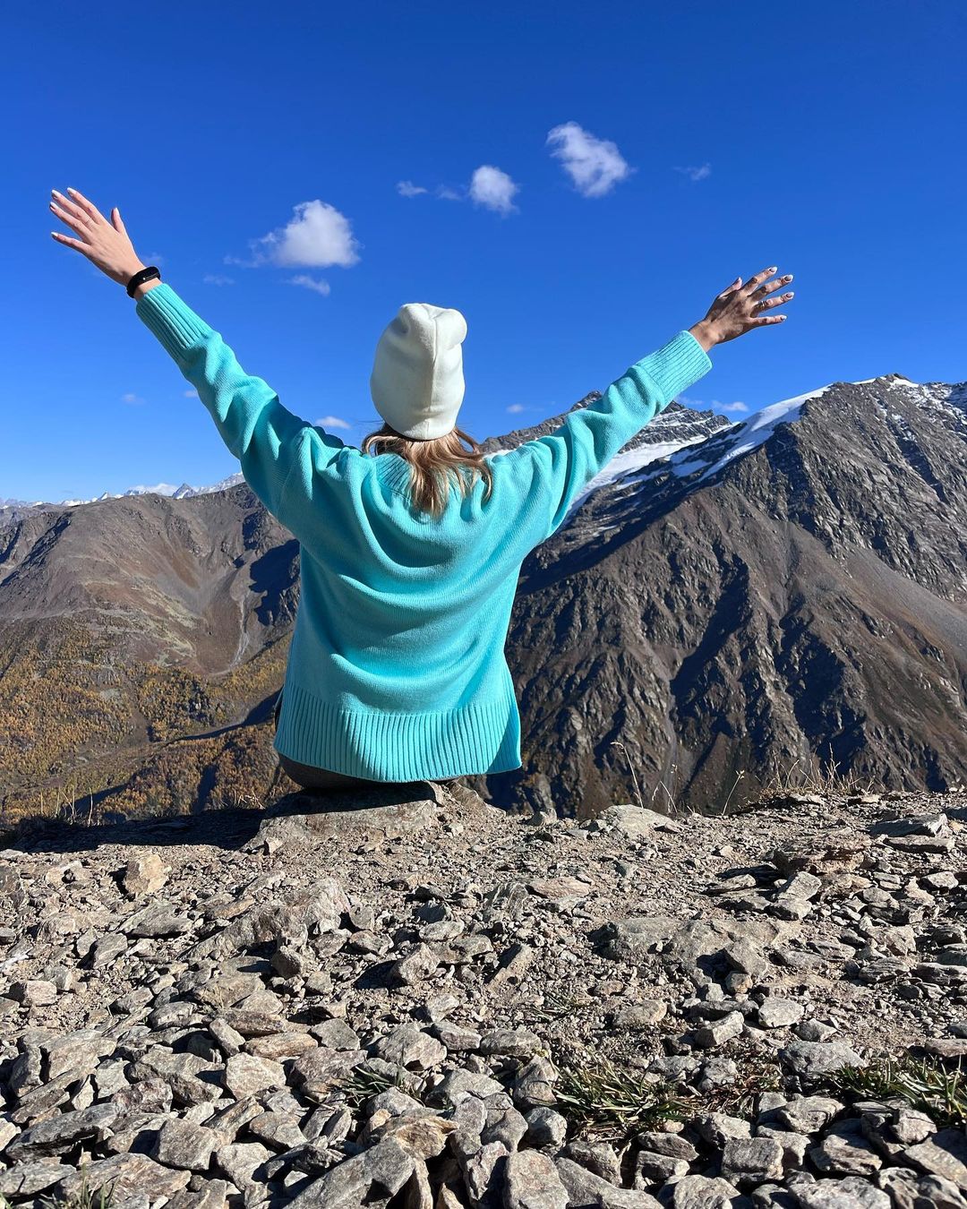 Выше гор только облака🗻

Так высоко мы были впервые! Три уровня канатной дороги, дальше 1300 метров на ратраке и мы на высоте 5100 и это Эльбрус😲

Ксюша и Даша огромные молодцы, стойко ехали с нами на самый верх, но высота оказалась уже критичной для девчонок и даже выйти не смогли запечатлеть себя на такой высоте, пришлось быстро спускаться обратно на 3800
Честно, у самой было состояние как будто я 🍾🍾🍾сильно перепила, но фото сделала😂последнее в карусели.

После Эльбруса мы перекусили безумно вкусными хычинами, и отправились на  Чегет. Тут уже открытая канатная дорога и всего 3500 высоты💪 девочки перебороли свои страхи и решили подняться с нами! Какие там виды😍

Сегодня мы влюбились в горы, но силы на исходе, от того что хотели успеть все за один день 😴 сюда обязательно вернемся, но лучше с ночевкой и с посещением пеших маршрутов🚶‍♀️