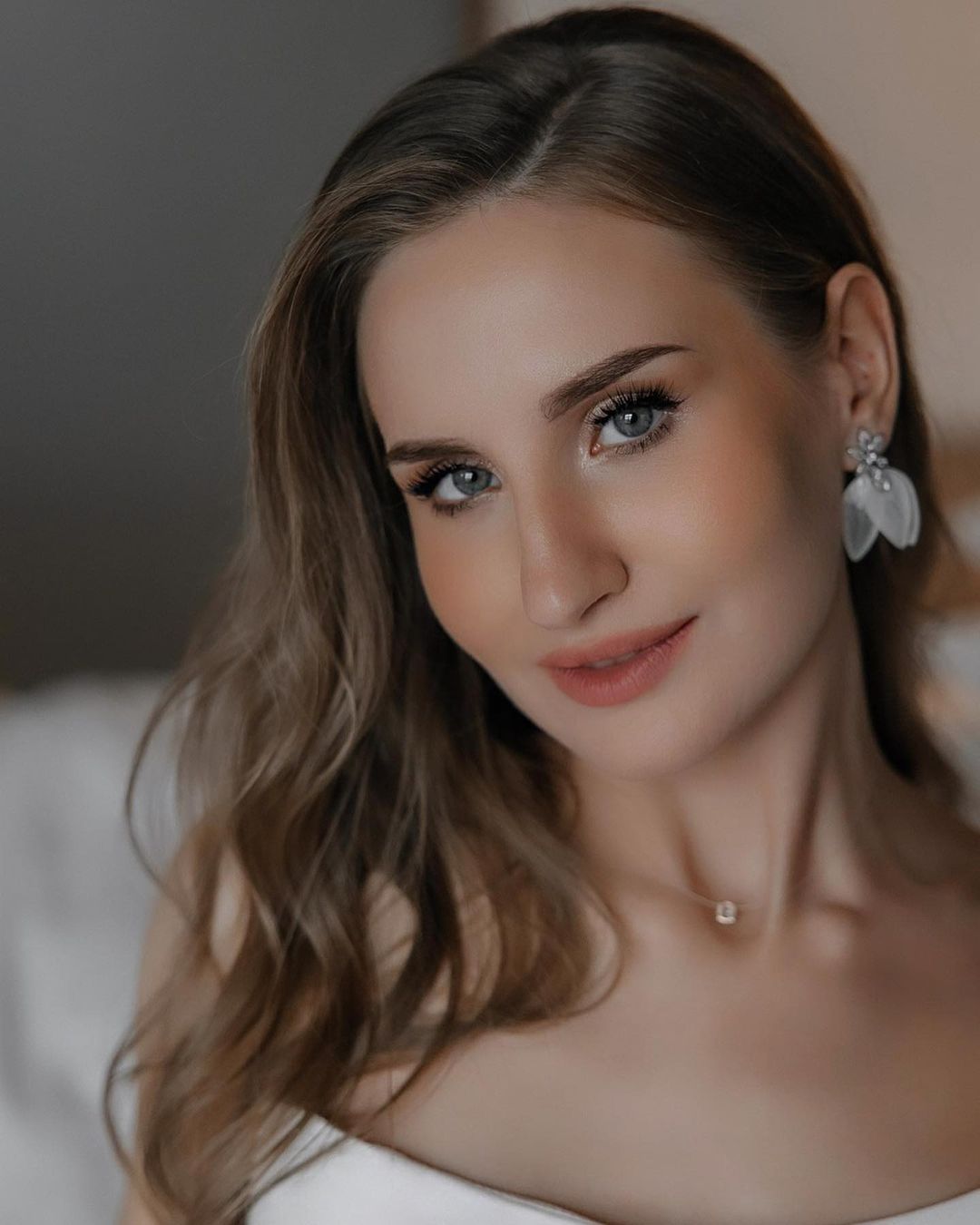 Эти фото нам прислала @caty.pro уже вечером в день свадьбы! 🔥

Я думала, что анонс будет небольшой, но там было более 100 фото в обработке! Так ещё КАКИЕ афигенные! 😍

А шикарный мейк и локоны от моей @polina__beauty_