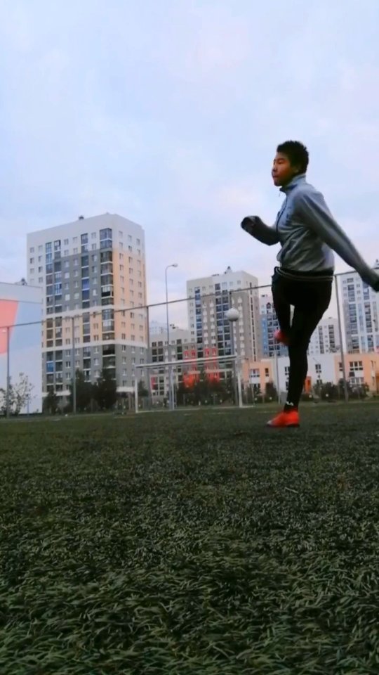 omurov_08 в LOOKY. #footballskills,#футбол,#мат#footballgames,#footballskills,#instagood. я касой😐 #footballs...