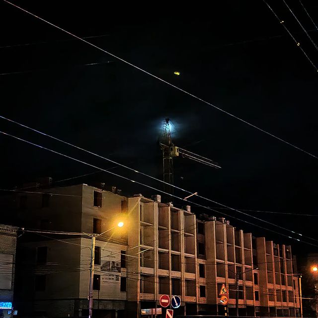 NOM в LOOKY. . Луна превратила кран...