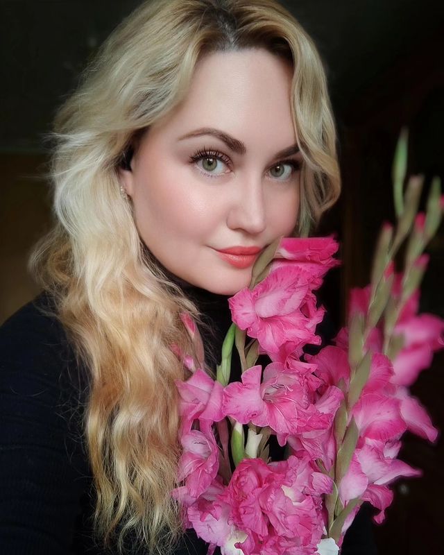 Елена в LOOKY. . У дороги стоял ствол...