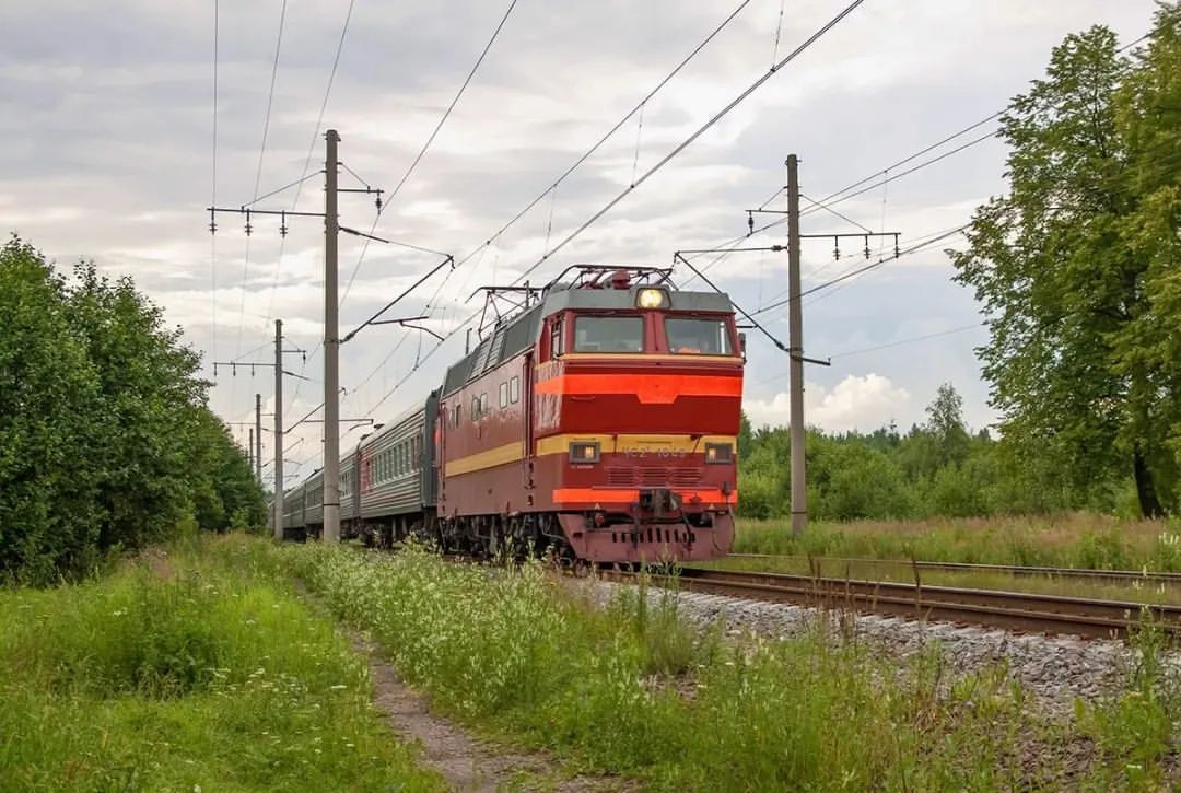 #железнодорожности #чс2т 2011 год  теремок #чс2т  с поездом на севера на восточном ходу Октябрьской #октябрьскаяжд #октябрьскаямагистраль #черенцово