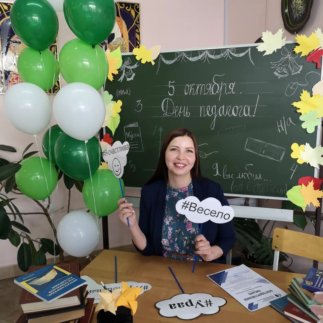 Как оказалось, мало кто знает, что я преподаватель "Живописи" и "Рисунка".🖌️🎨✏️
С 2016 года я преподаю в системе СПО и сегодня мой профессиональный праздник! 🤗 
С днем учителя, коллеги!! 🥰