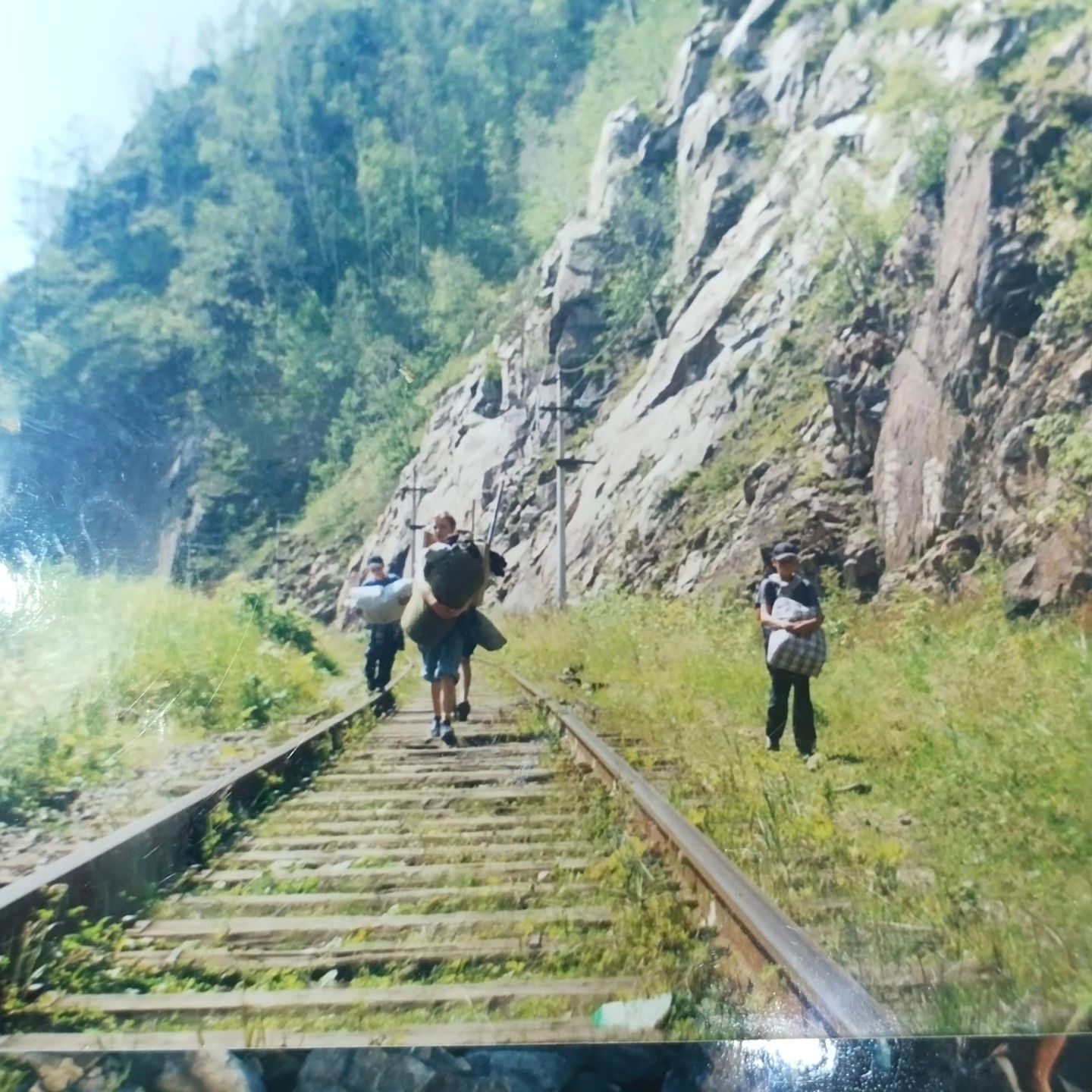 #кбжд🚂  21 год назад 😆
#какмолодымыбыли
#личныеархивы
На 3 и 7 фото как меня угораздило тогда взобраться. Месяц назад тоже там была, видела змей, и сейчас уже не полезла бы так высоко и опасно