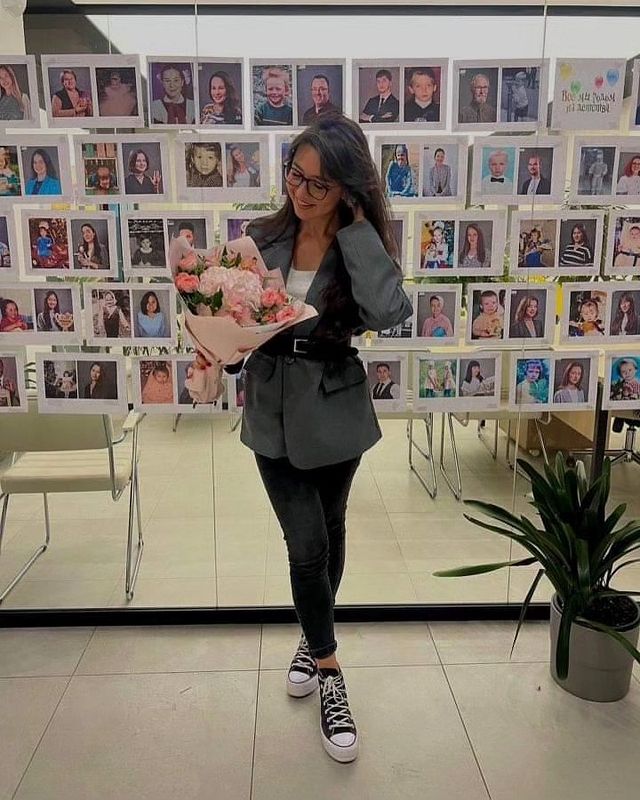 travelagent_evgenia в LOOKY. #учительанглийского,#улыбайся,#умоегокумираестьмашина,#кумирАлиюшаИльдусовна,#красныйдиплом10июля2019,#казанскийприволжскийфедеральныйуниверситет,#красныйдиплом🎓,#красотка,#зеленыеглаза,#сднемучителя💐,#самаясамая,#семьяильдусовны. Aliyusha next to her...