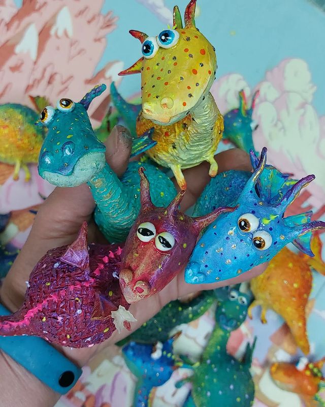 elena170661 в LOOKY. #papier,#papercraft,#papermache,#paper,#liveincolor_handmade,#папьемашеигрушки,#драконы,#символгода24,#папьемаше,#папье_маше,#выставкикукол. Драконы-шарики))Разн...