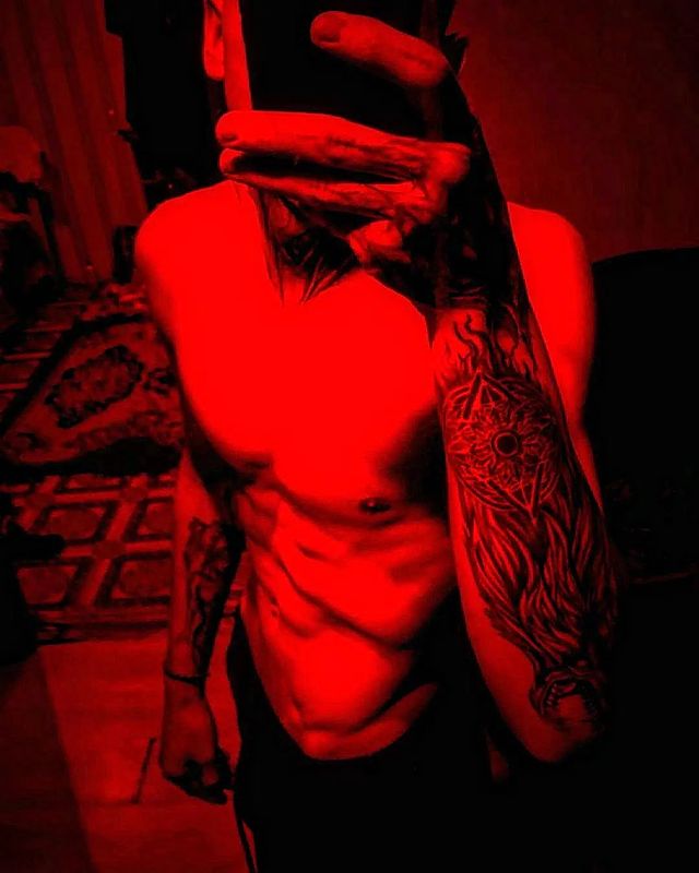 satana_immortal_666 в LOOKY. . На лицах маски, а ск...