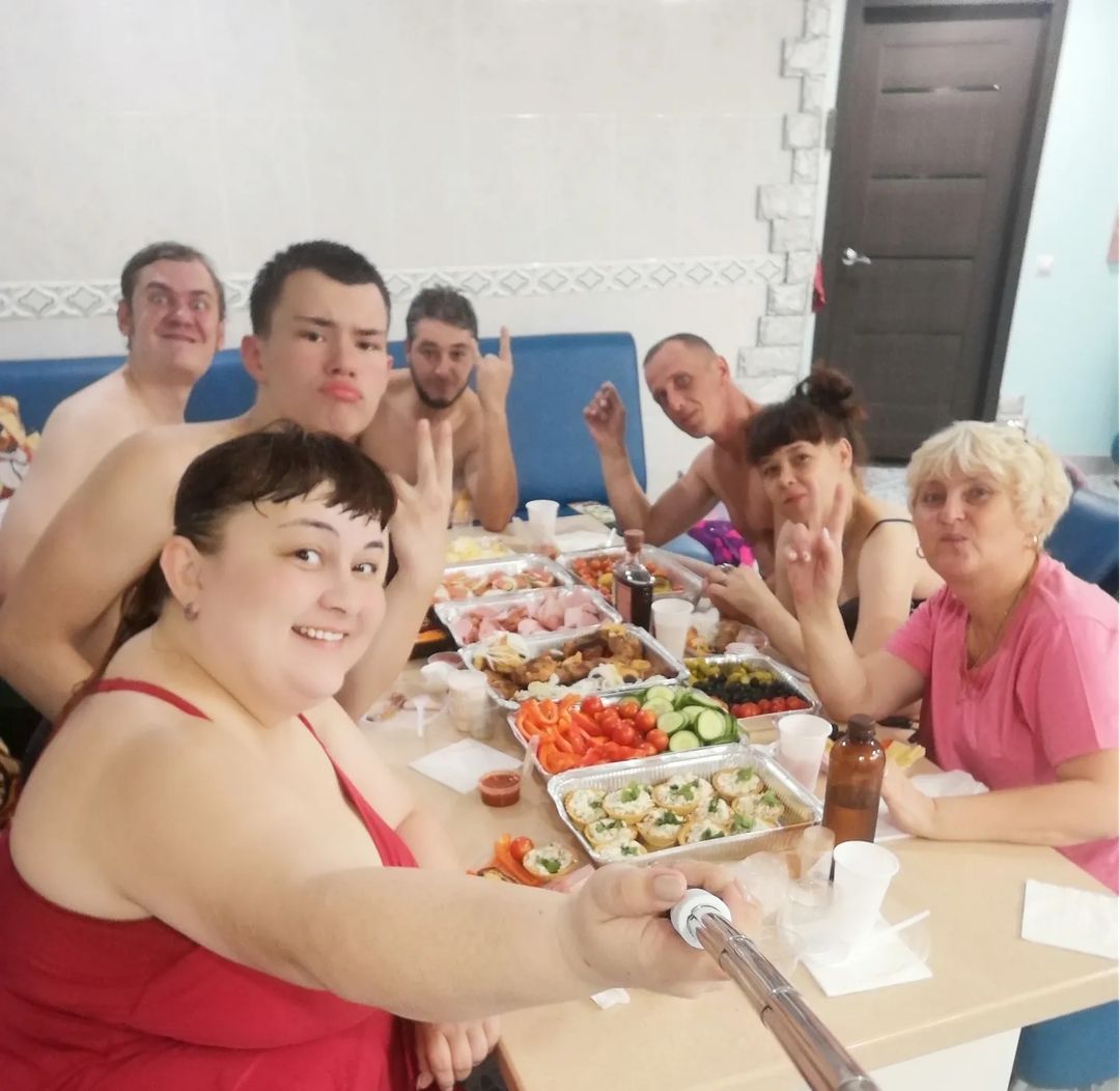 Как же мы отлично отдохнули! 👍😁 Отметили ДР моего Рената на ура 👏 Спасибо всем, кто пришел! Компания собралась что надо 🤟😊 Накупались, насмеялись, напелись, набесились 🥳🤪 Бассейн просто пушка-бомба!!! Теплый-притеплый! И большооооой 🏊‍♀️ Уплавались все до боли в мышцах 🤪🙈 
А самый прикол был в том, что я всем ответственно заявила, что еды много не планируется, чисто закуски... Ага, закуски 😄🙈 видели да количество еды?! 😂 Я не ожидала, что получится так много 🙈 Рома меня весь вечер потом подкалывал этим, потому что он поел перед тем, как ехать к нам 🤣🤣🤣 По-моему я и легкий фуршетный стол - вещи несовместимые 😁 От меня голодным еще никто не уходил 😅 Ну, зато все было вкусно! 👍🤤 Все было супер, классно, весело, здорово!
#деньрождения #любимыймуж #сауна #Клеопатра #друзья #веселье #отдохнулихорошо