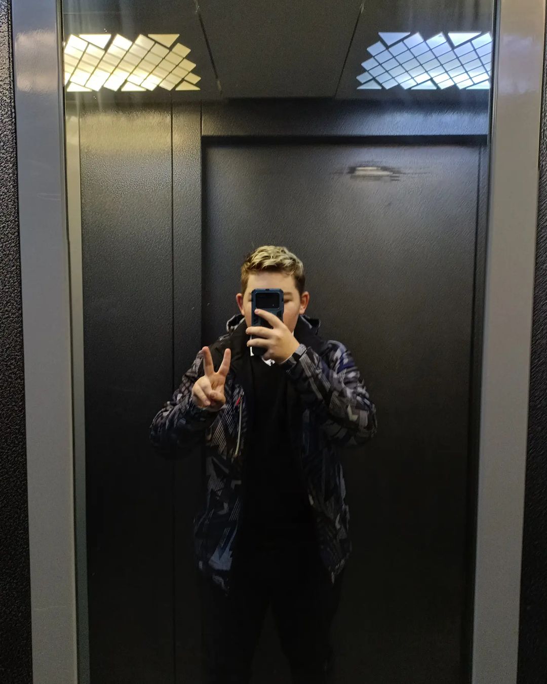 theloki357 in LOOKY. #life,#elevator,#photo,#autumn,#instalike,#instagood,#instagram,#tegor137. Niekde 😵‍💫

#i #li...