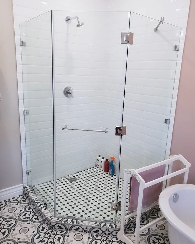 ansoaluminium в LOOKY. #ansoaluminiumbfn,#showers,#showerdesigns,#frameless,#instagram,#bhfyp,#viral,#building,#bathroom,#servicewithasmile. New look = FRAMELESS...