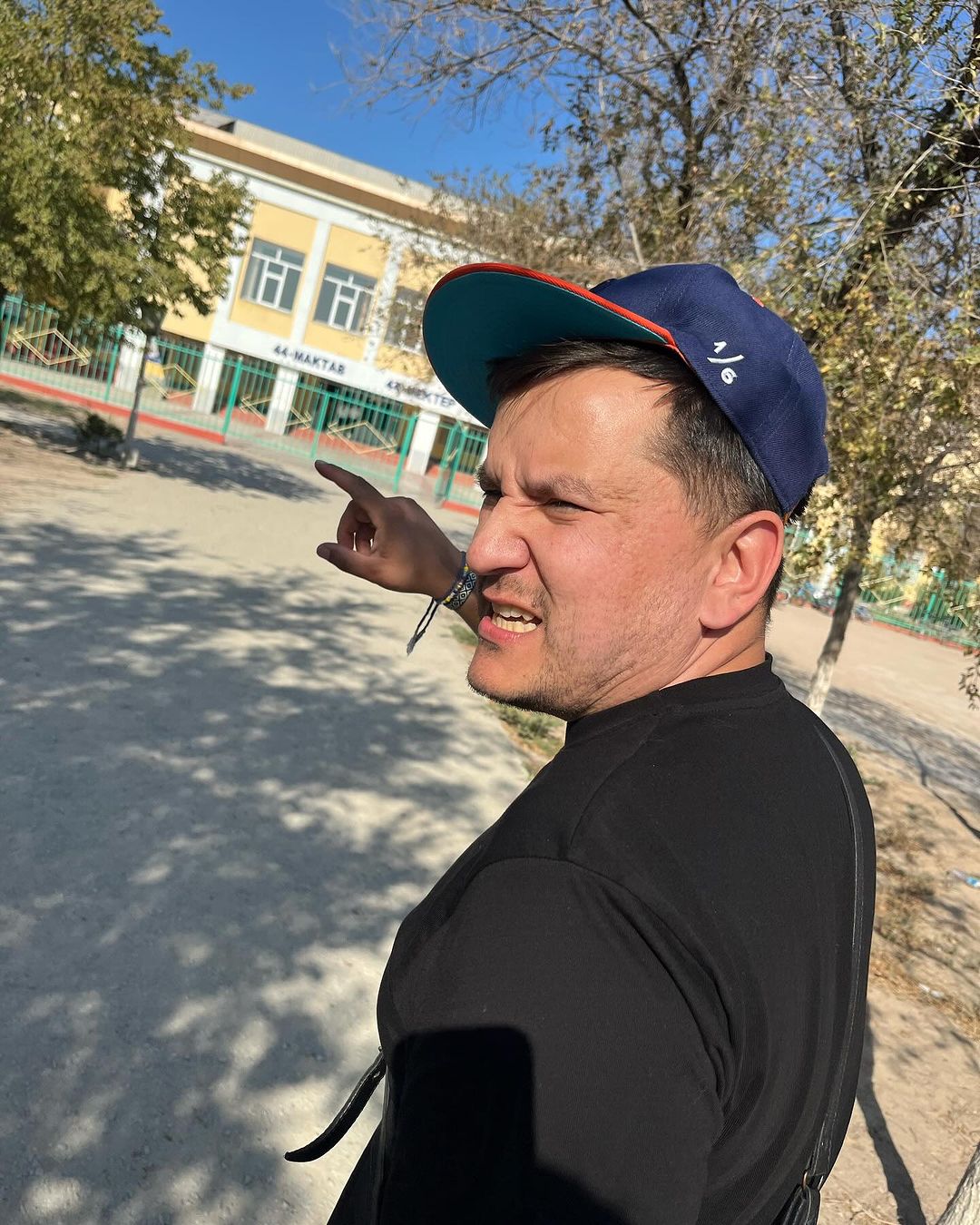 Мой путь к знаниям с 1995 по 2000 годы пролегал здесь. Маленькая школа  номер 16 при воинской части на окраине города Нукуса. Всего 10 классов было. Удивительный осколок разрушенной империи. 

Последняя в городе школа, где на тот момент преподавали только на русском языке. Без привязки к стандартной программе, по ещё советским учебникам. Последний форпост СССР на просторах уже новой страны. 

Школа была далековато от дома. Километров пять где-то. До сих пор помню этот пронизывающий ледяной ветер зимой и весеннюю изнуряющую жару резкоконтинентального климата. Школьного автобуса как в советские годы к этому моменту уже не было. 

Но остались советские учителя старой закалки, ради которых туда и устраивали детей. Про советское образование можно долго спорить, но передавать знания они умели. 23 года меня здесь не было. Я скучал, черт возьми.
