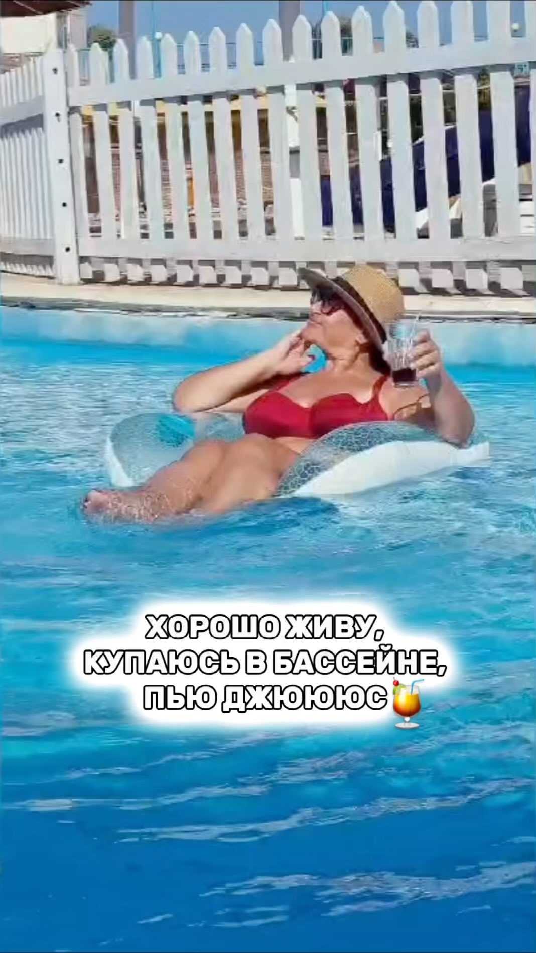 juliakhodorkovskaya в LOOKY. . Купаюсь в бассейне, ...